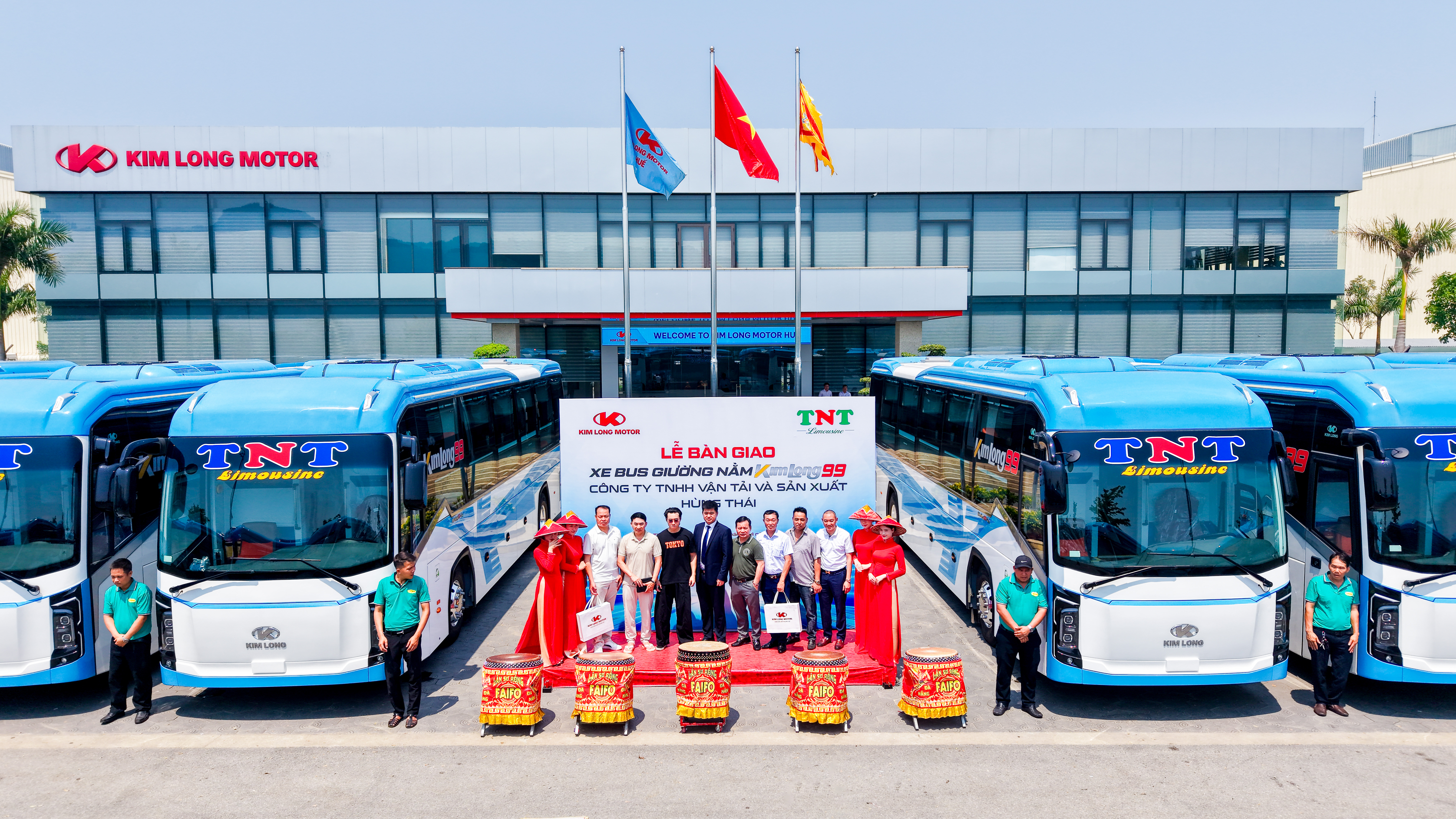 Vào sáng ngày 13/04/2026, tại Khu công nghiệp sản xuất, lắp ráp ô tô KIM LONG MOTOR Huế đã diễn ra lễ bàn giao 20 xe bus giường nằm KIMLONG99-G22 cho Công ty TNHH Vận tải và Sản xuất Hùng Thái