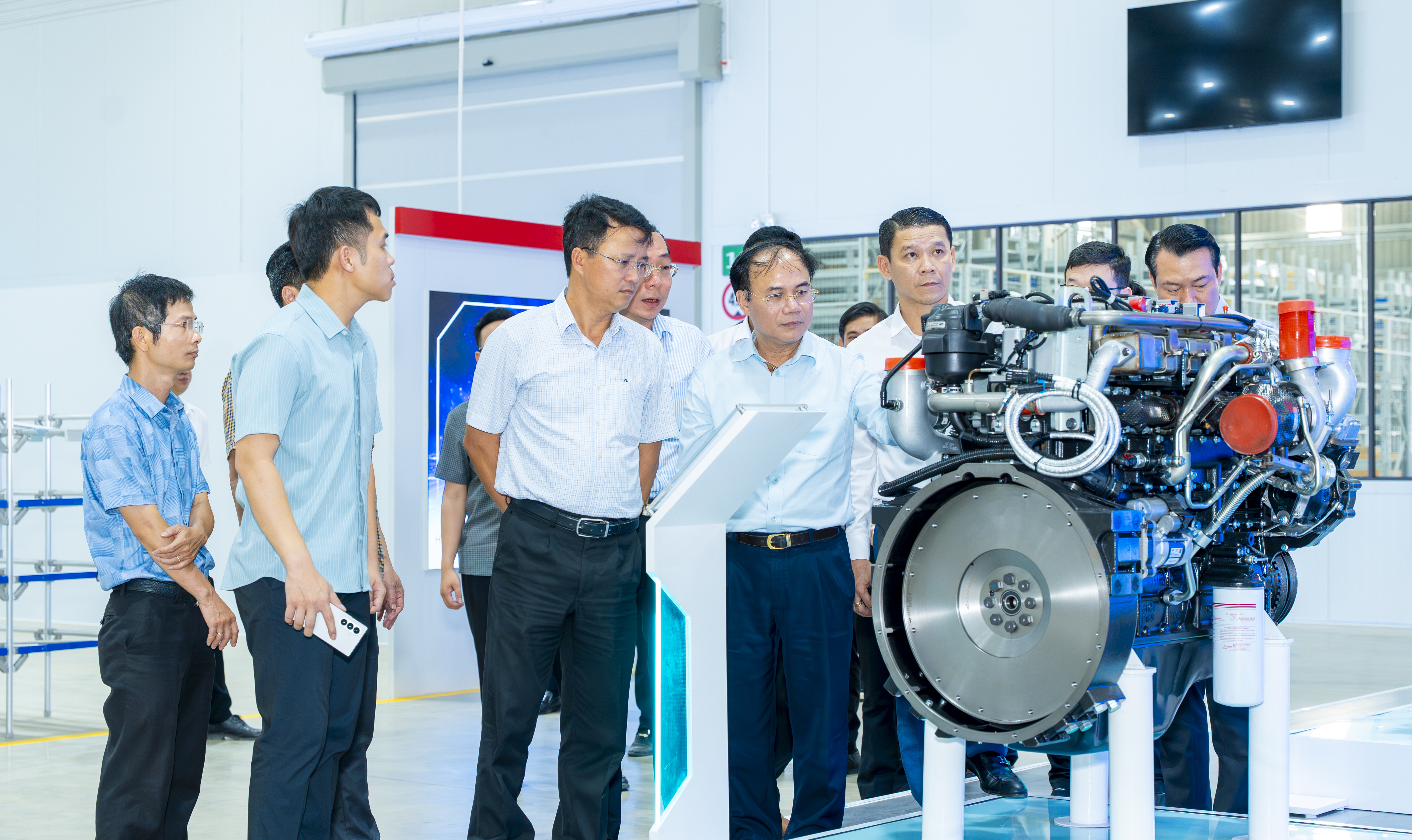 THỨ TRƯỞNG BỘ XÂY DỰNG CÙNG ĐOÀN CÔNG TÁC CỦA BỘ ĐẾN THĂM VÀ LÀM VIỆC TẠI KIM LONG MOTOR