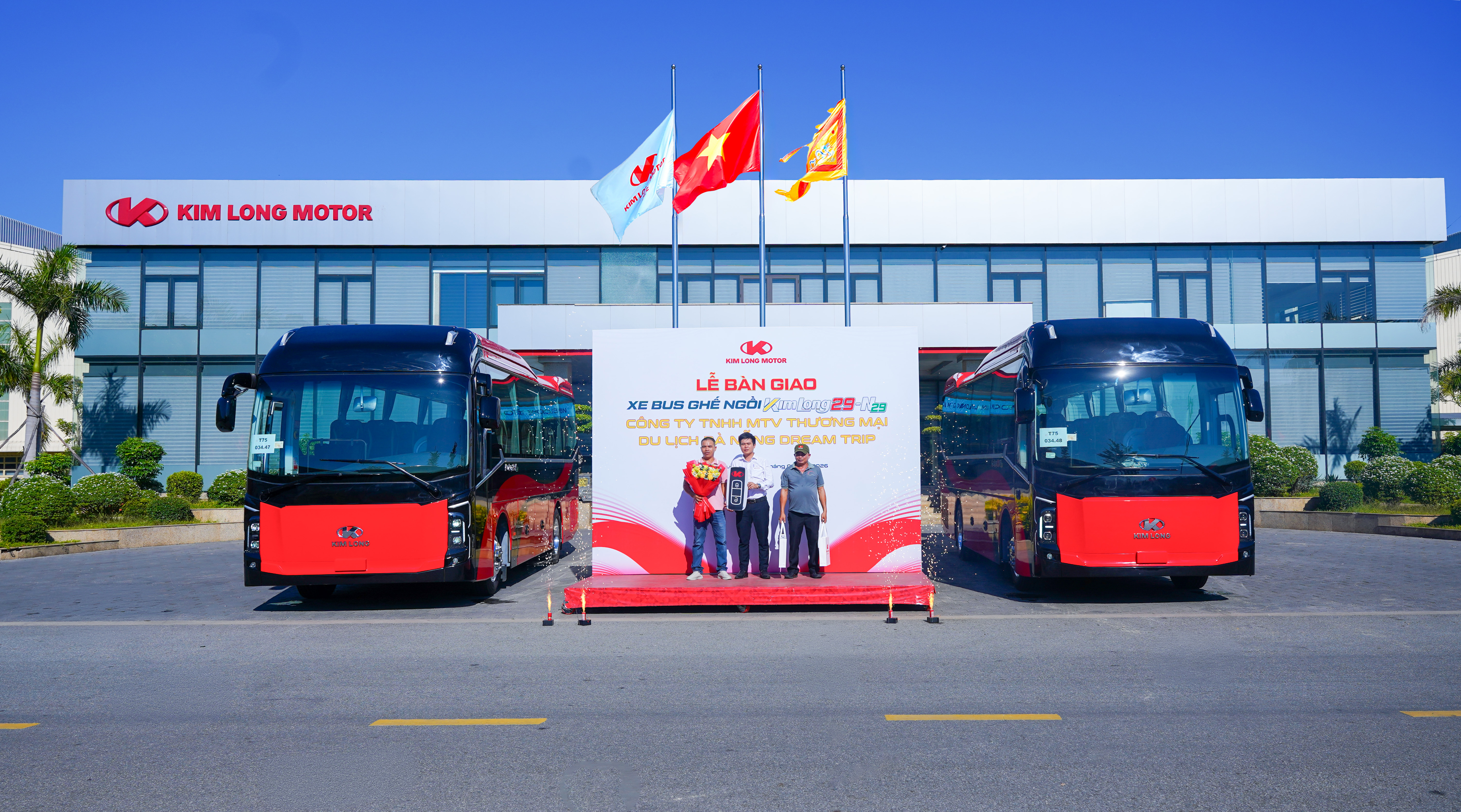 KIM LONG MOTOR BÀN GIAO 02 XE BUS GHẾ NGỒI KIMLONG29-N29 CHO DOANH NGHIỆP DREAM TRIP, NÂNG CAO NĂNG LỰC VẬN TẢI TRONG MÙA CAO ĐIỂM HÈ 2026
