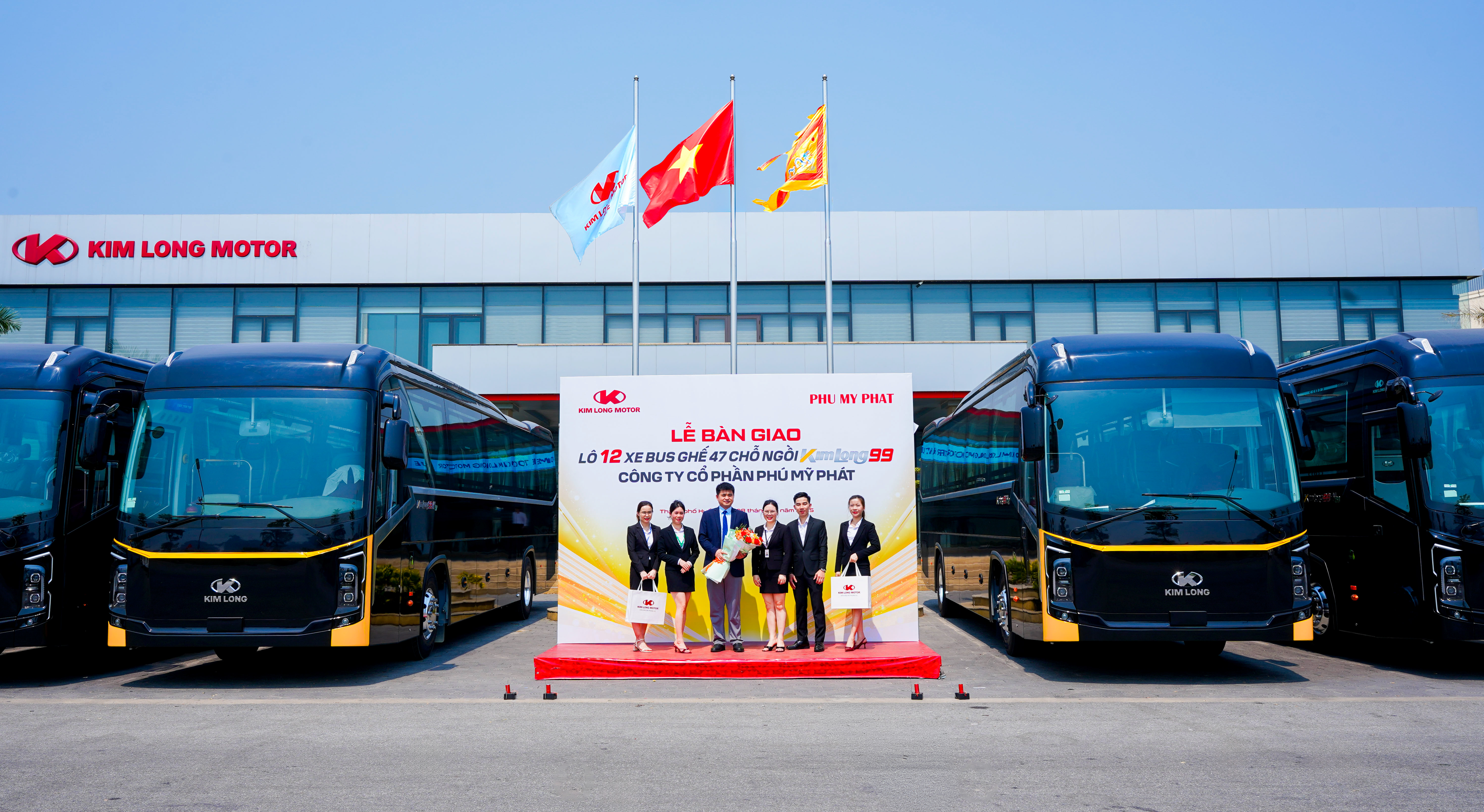 KIM LONG MOTOR BÀN GIAO LÔ 12 XE BUS CHO PHÚ MỸ PHÁT, ĐỒNG HÀNH CÙNG DOANH NGHIỆP MÙA CAO ĐIỂM HÈ 2026