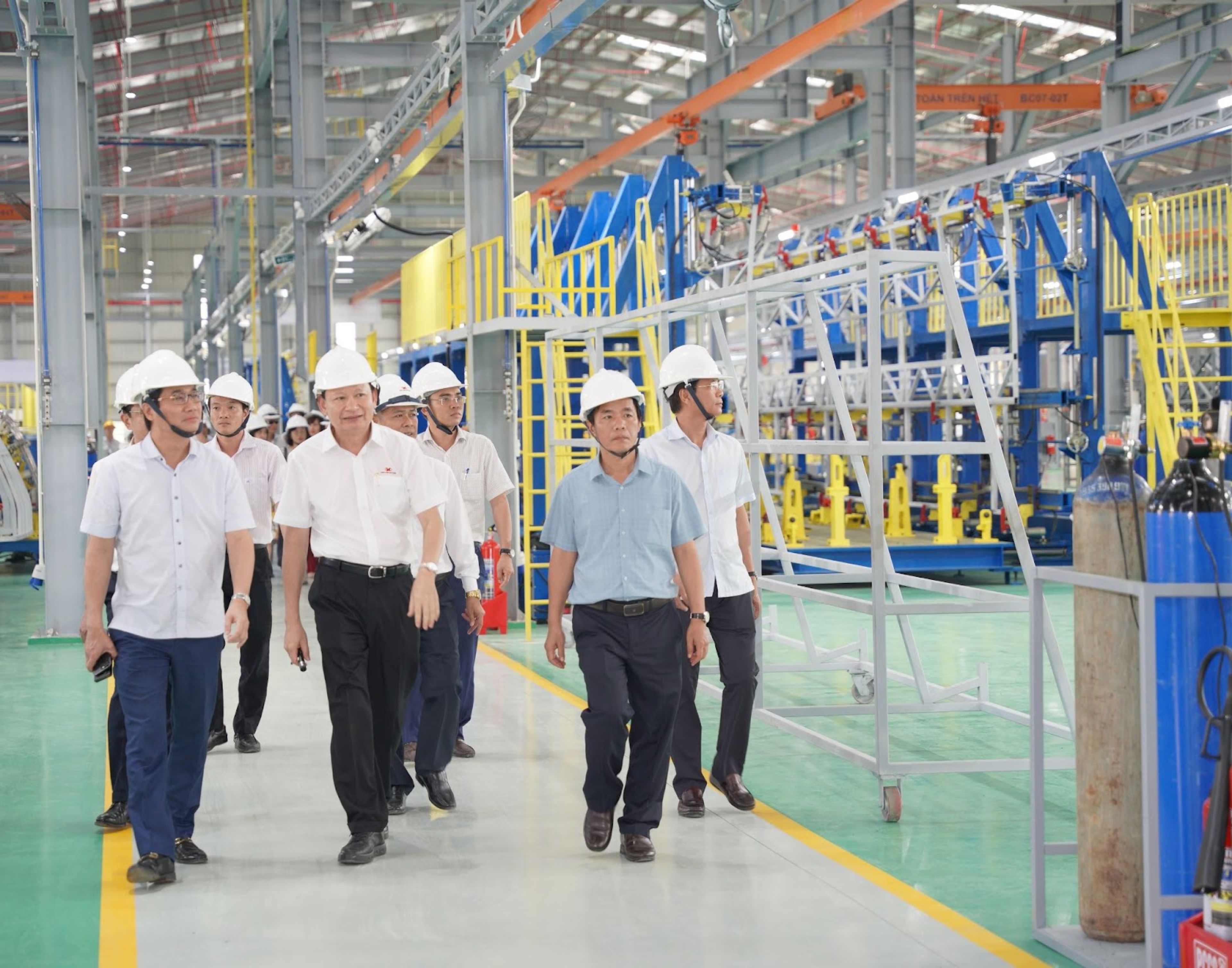 DEPUTY MINISTER OF CONSTRUCTION NGUYEN TUONG VAN VISITS KIM LONG MOTORS AUTOMOBILE, PARTS & COMPONENTS PRODUCTION COMPLEX