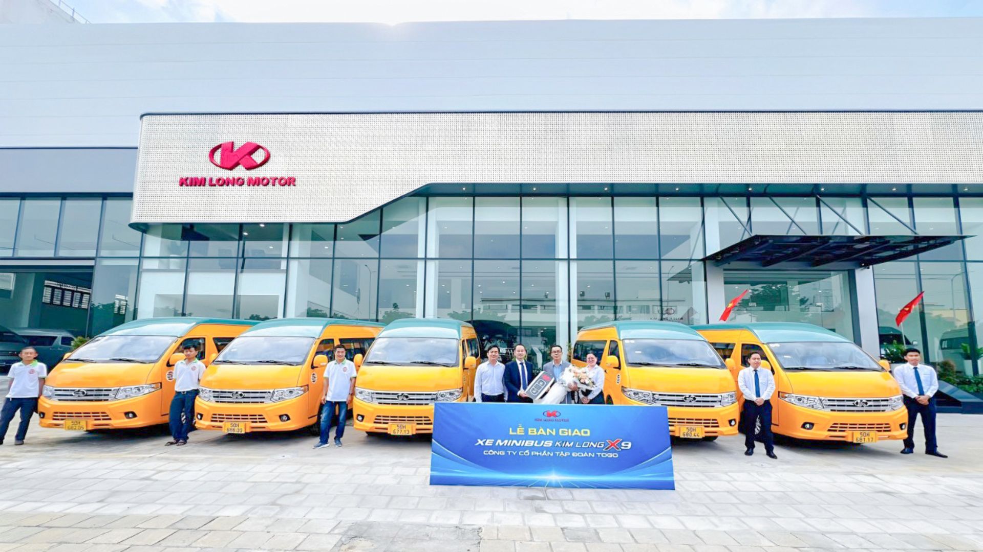 KIM LONG MOTOR HO CHI MINH CITY DELIVERS 5 KIMLONG X9 MINIBUSES TO TOGO GROUP