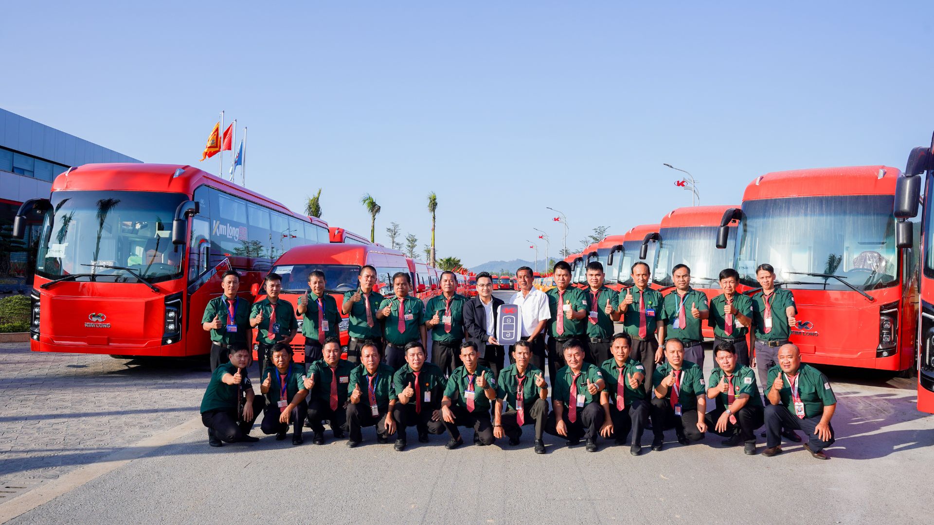 KIM LONG MOTOR DELIVERS 60 VEHICLES TO PARTNER, REAFFIRMING ITS COMMITMENT TO VIETNAM’S TRANSPORT ENTERPRISES