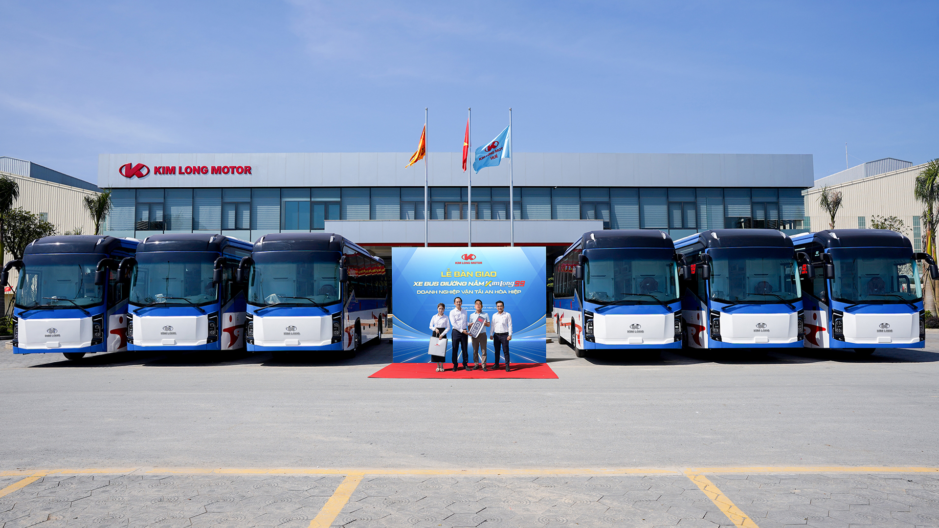 KIM LONG MOTOR DELIVERS A BATCH OF 6 KIMLONG 99 SLEEPER BUSES TO AN HOA HIEP TRANSPORT ENTERPRISE