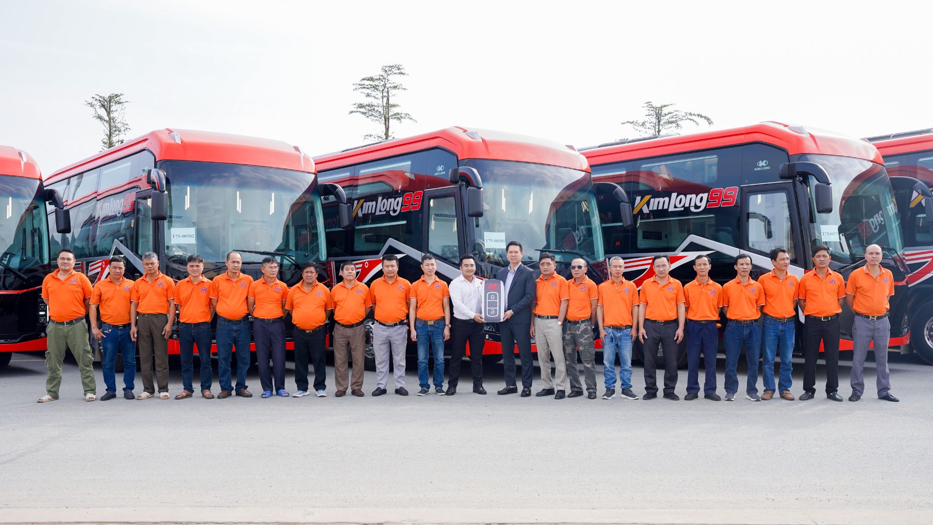 KIM LONG MOTOR ACCELERATES PROGRESS, COMPLETES DELIVERY OF THE THIRD BATCH OF VEHICLES TO VAN ANH COMPANY