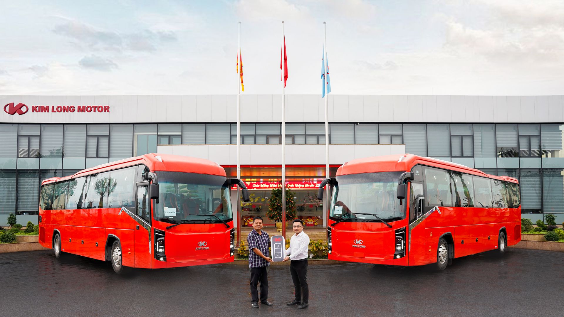 KIM LONG MOTOR DELIVERS 02 KIMLONG 99S-47 SEATING BUSES TO CAN THO TRANSPORT ENTERPRISE