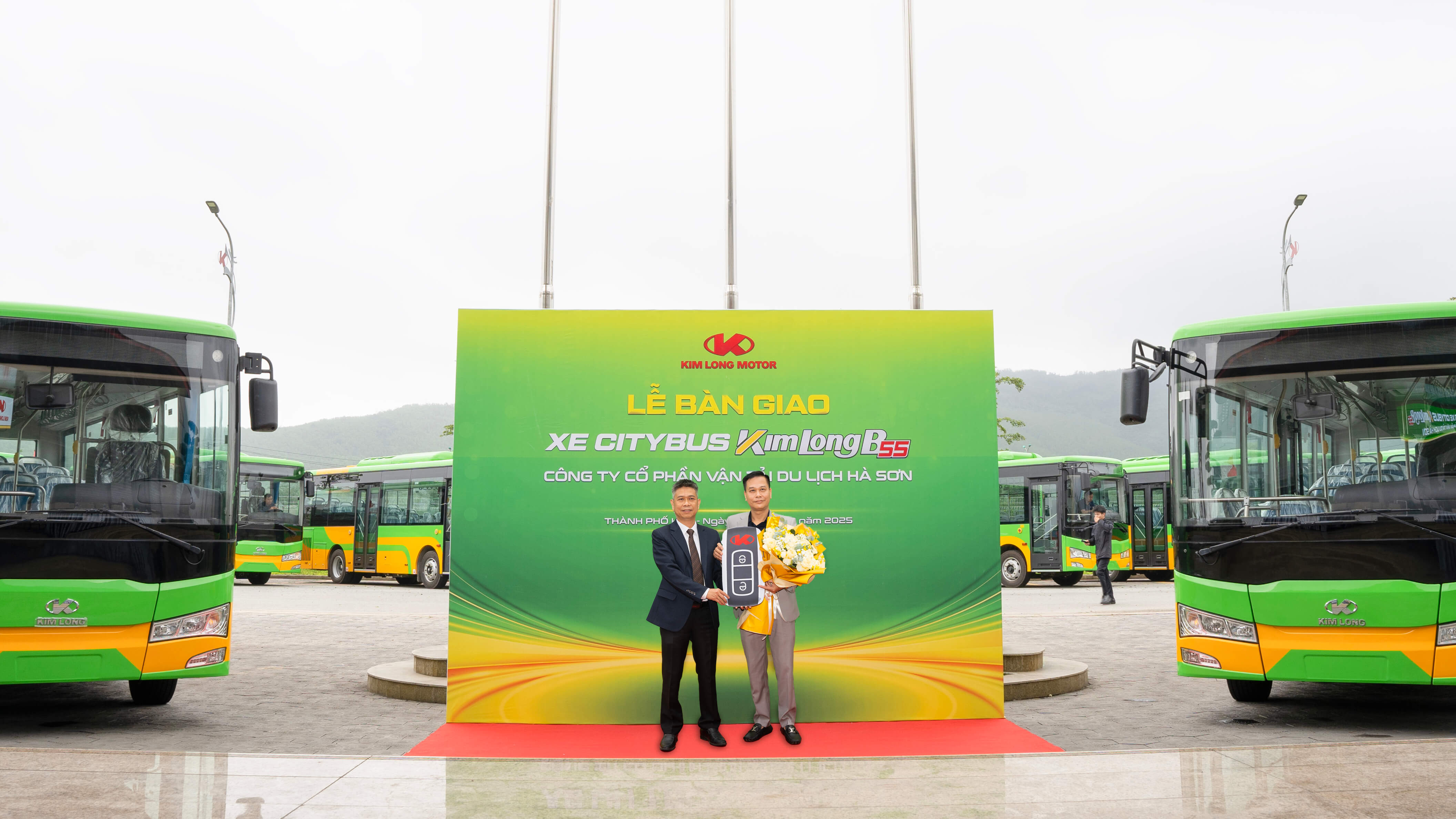 KIM LONG MOTOR HUE HANDS OVER 10 KIMLONG B55 CITYBUSES TO HÀ SƠN TOURISM TRANSPORT JOINT STOCK COMPANY