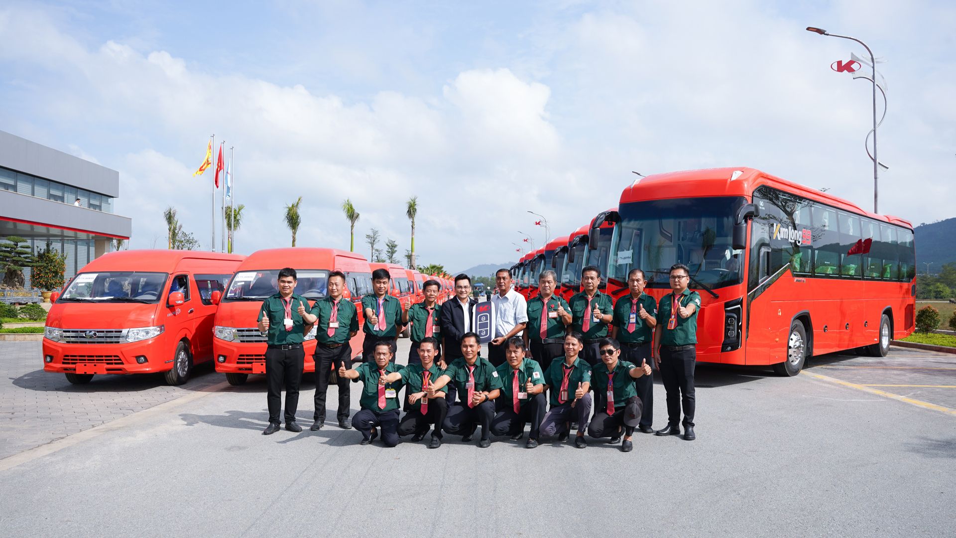 KIM LONG MOTOR HUE DELIVERS THE FIRST BATCH OF 57 BUSES IN THE YEAR OF THE SNAKE 2025