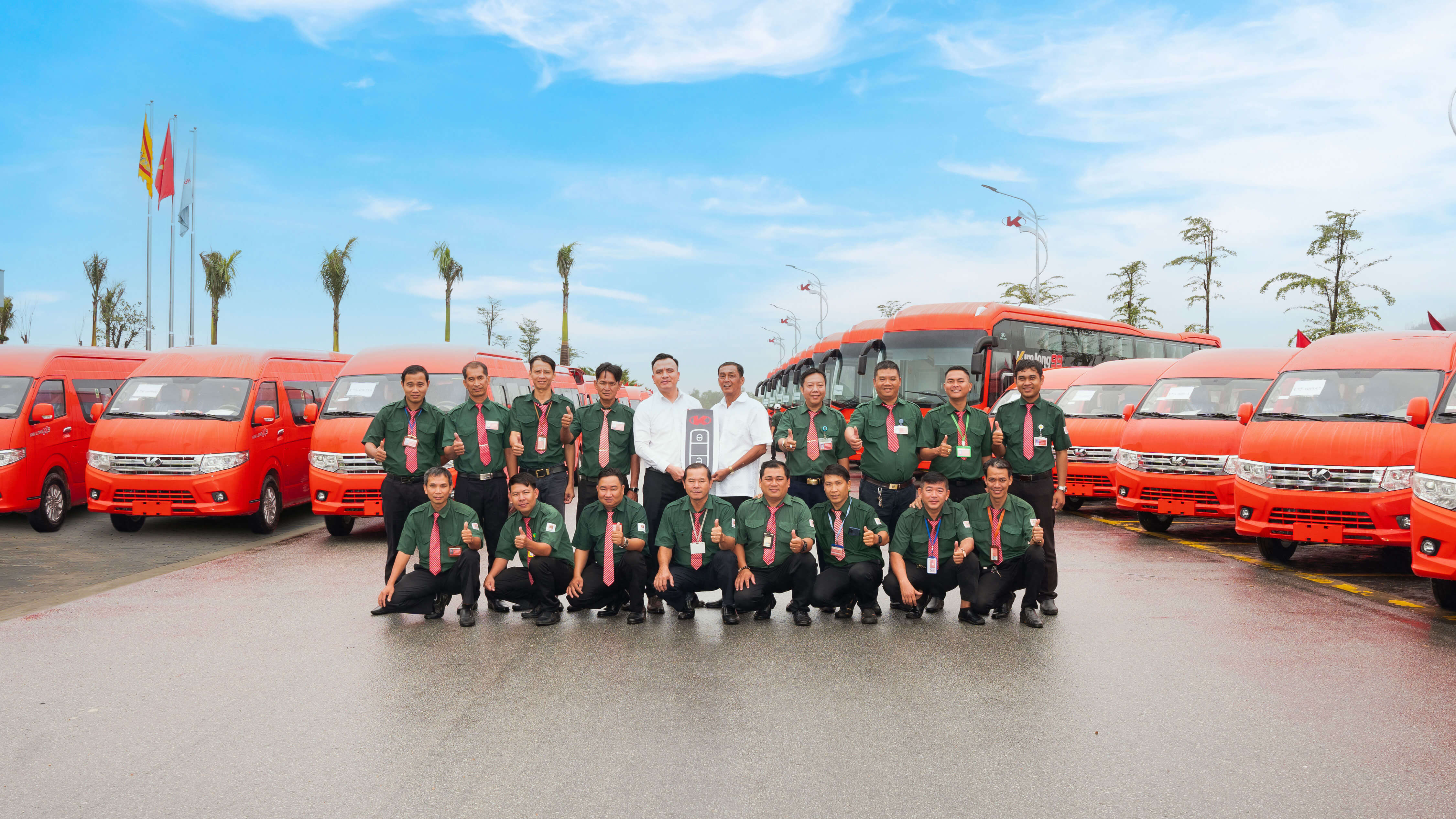 KIM LONG MOTOR HUE HANDS OVER A BATCH OF 68 BUSES TO PARTNERS, COMMITTING TO SUPPORT VIETNAM’S TRANSPORT COMPANIES