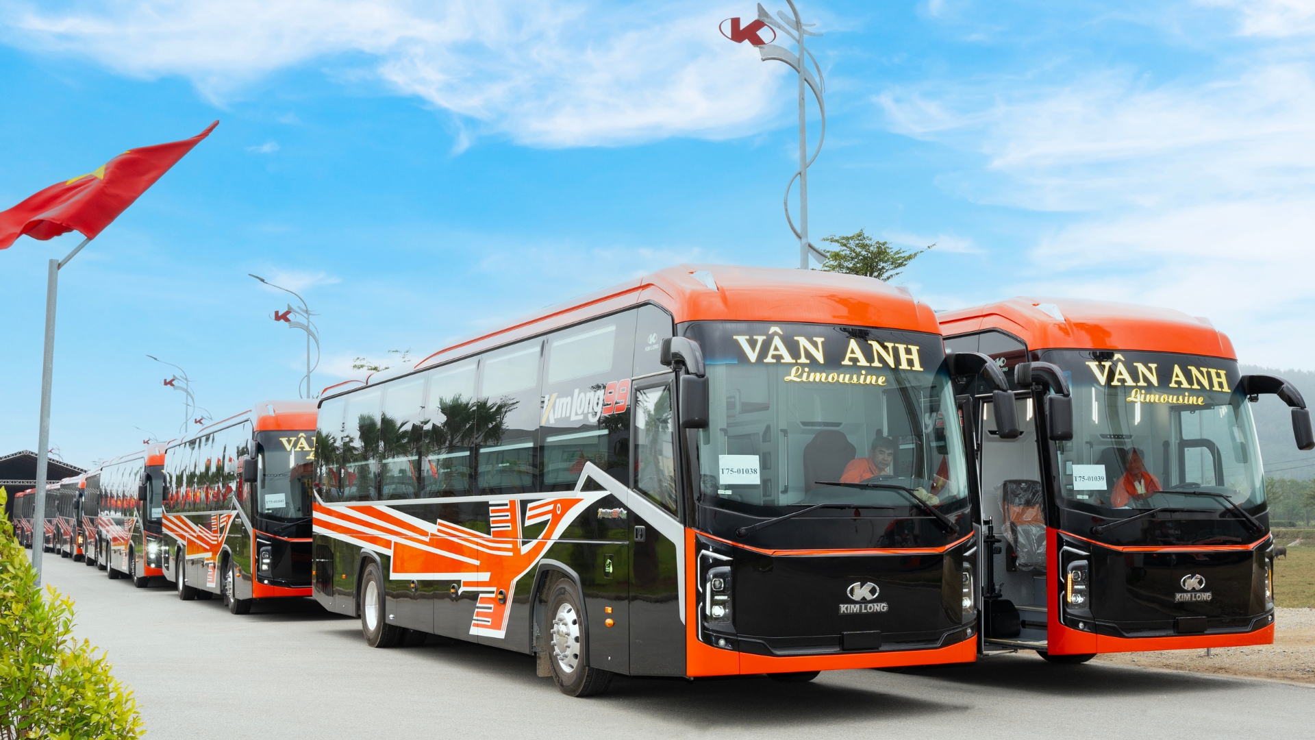 KIM LONG MOTOR CONTINUES TO DELIVER THE 4TH BATCH OF VEHICLES TO VAN ANH TRANSPORTATION ENTERPRISE
