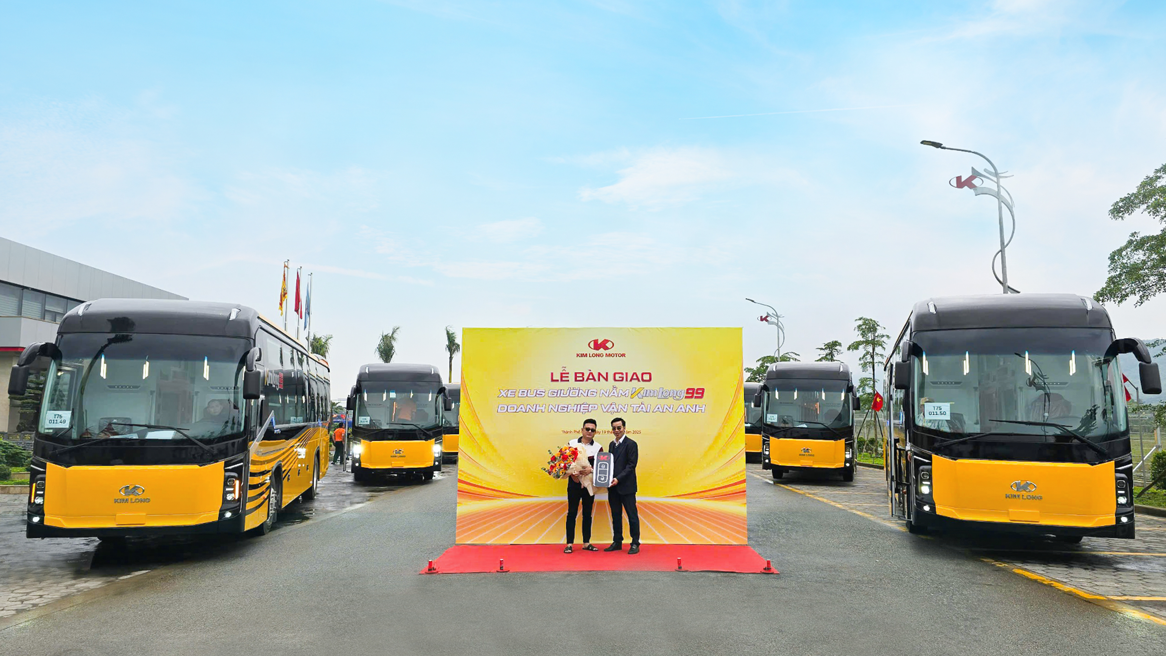 KIM LONG MOTOR DELIVERS FIRST BATCH OF BUSES TO AN ANH TRANSPORT ENTERPRISE