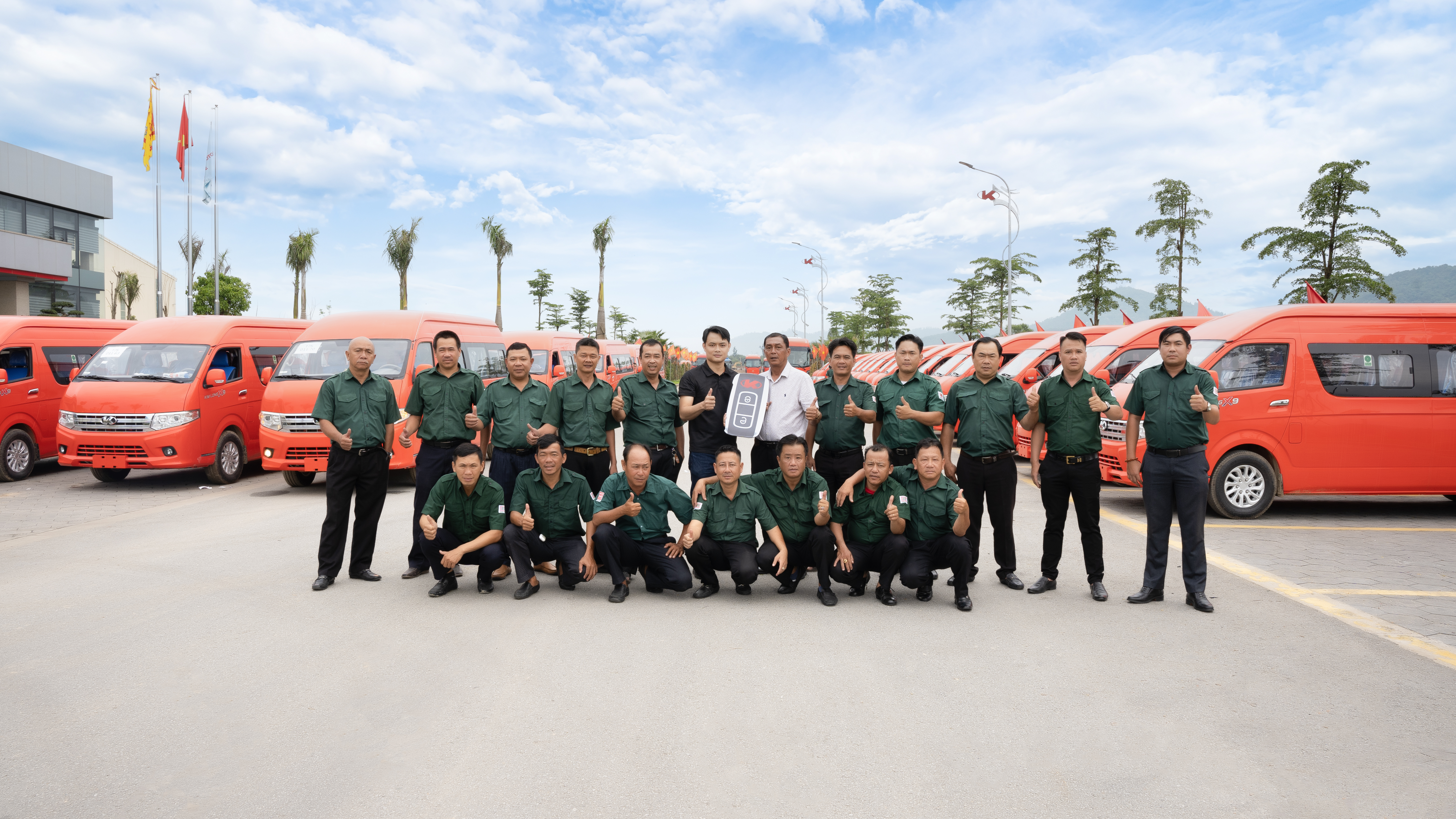 KIM LONG MOTOR BÀN GIAO LÔ 55 MINIBUS KIMLONG X9 CHO ĐỐI TÁC