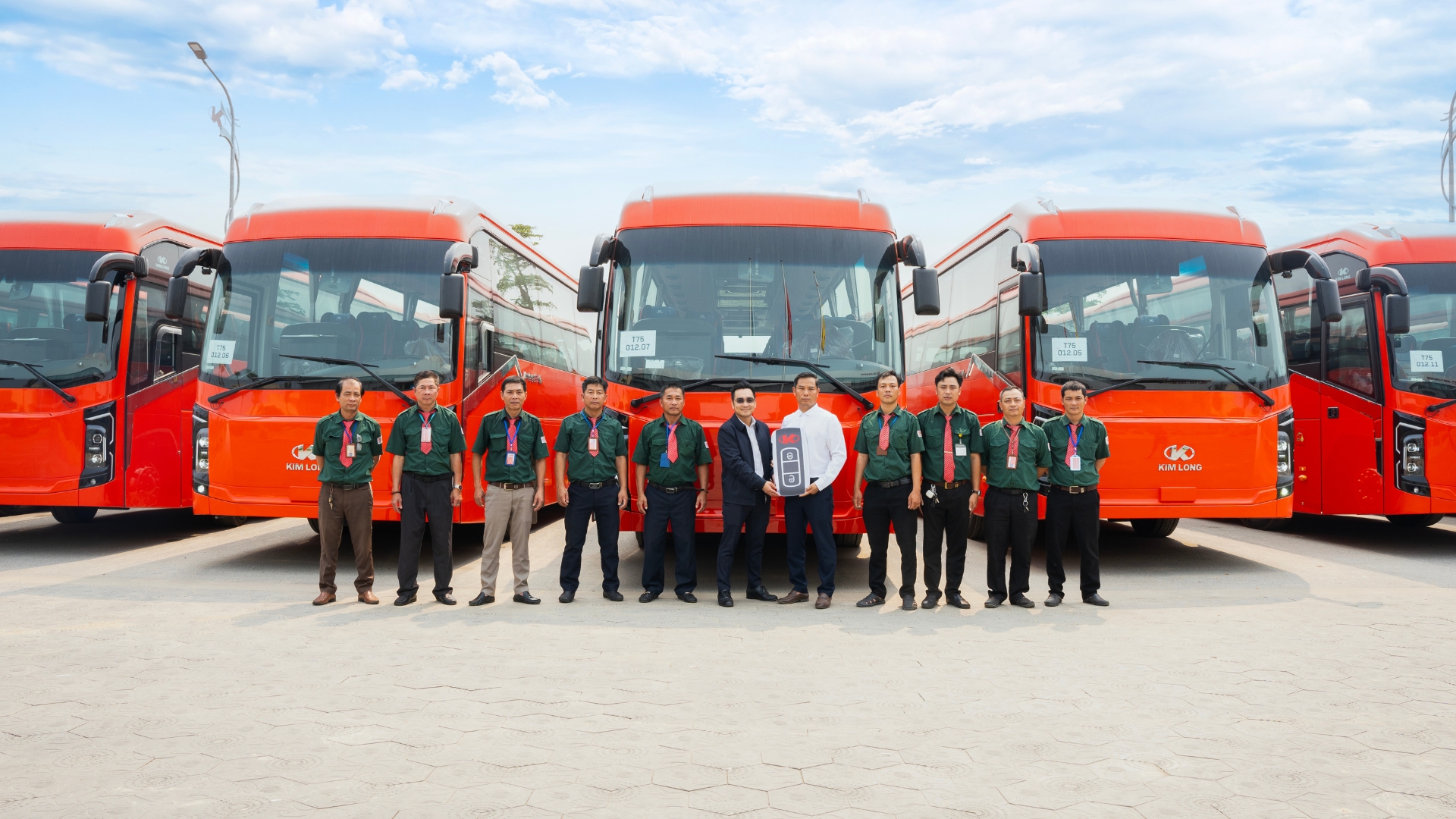 KIM LONG MOTOR DELIVERS A BATCH OF 09 KIMLONG 99-N47 SEAT BUSES TO PARTNER