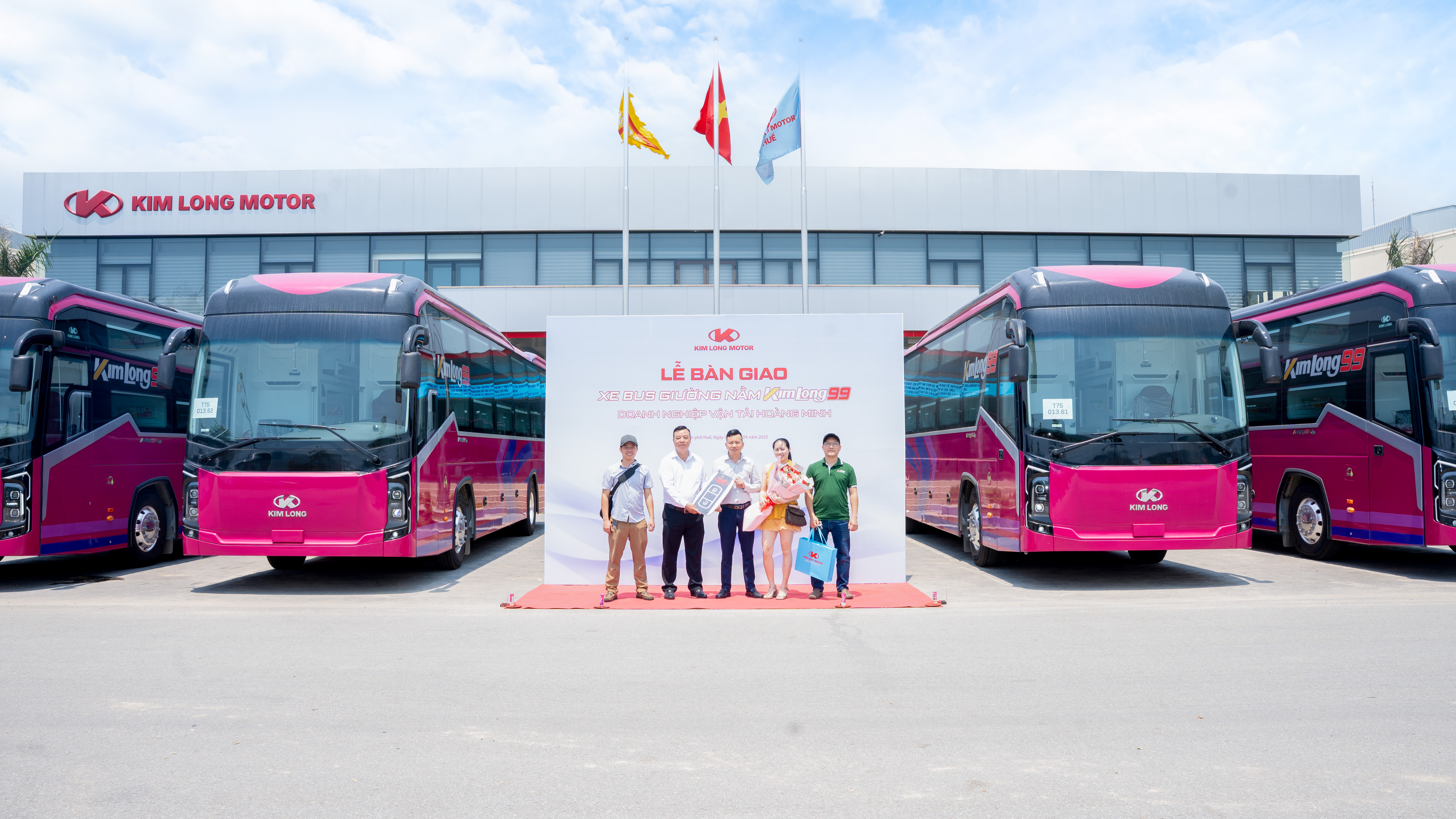 KIM LONG MOTOR BÀN GIAO LÔ 4 XE KIMLONG 99 CHO DOANH NGHIỆP VẬN TẢI HOÀNG MINH