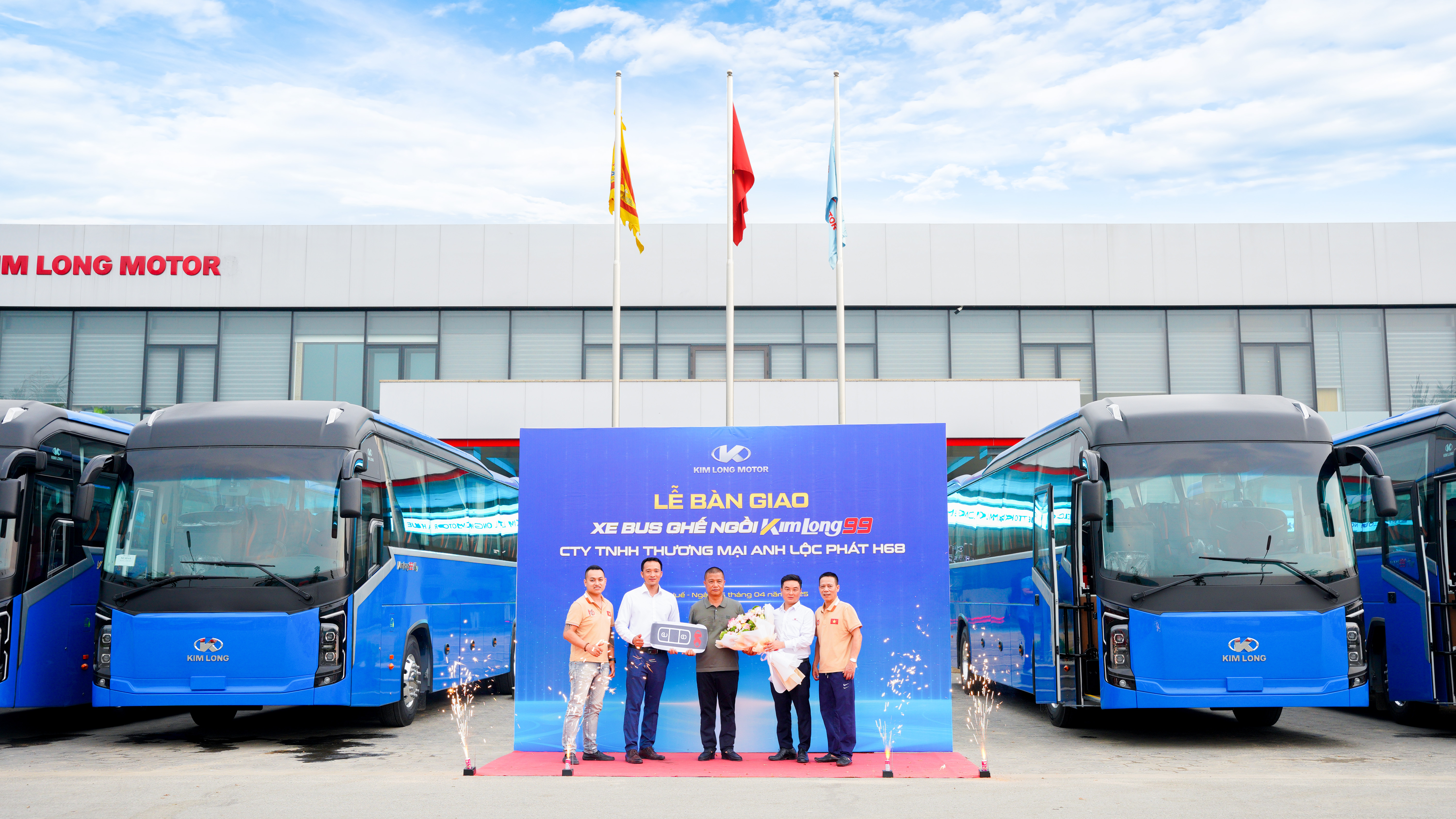 KIM LONG MOTOR BÀN GIAO 05 XE BUS GHẾ NGỒI KIMLONG 99-N47 CHO CÔNG TY TNHH ANH LỘC PHÁT H68