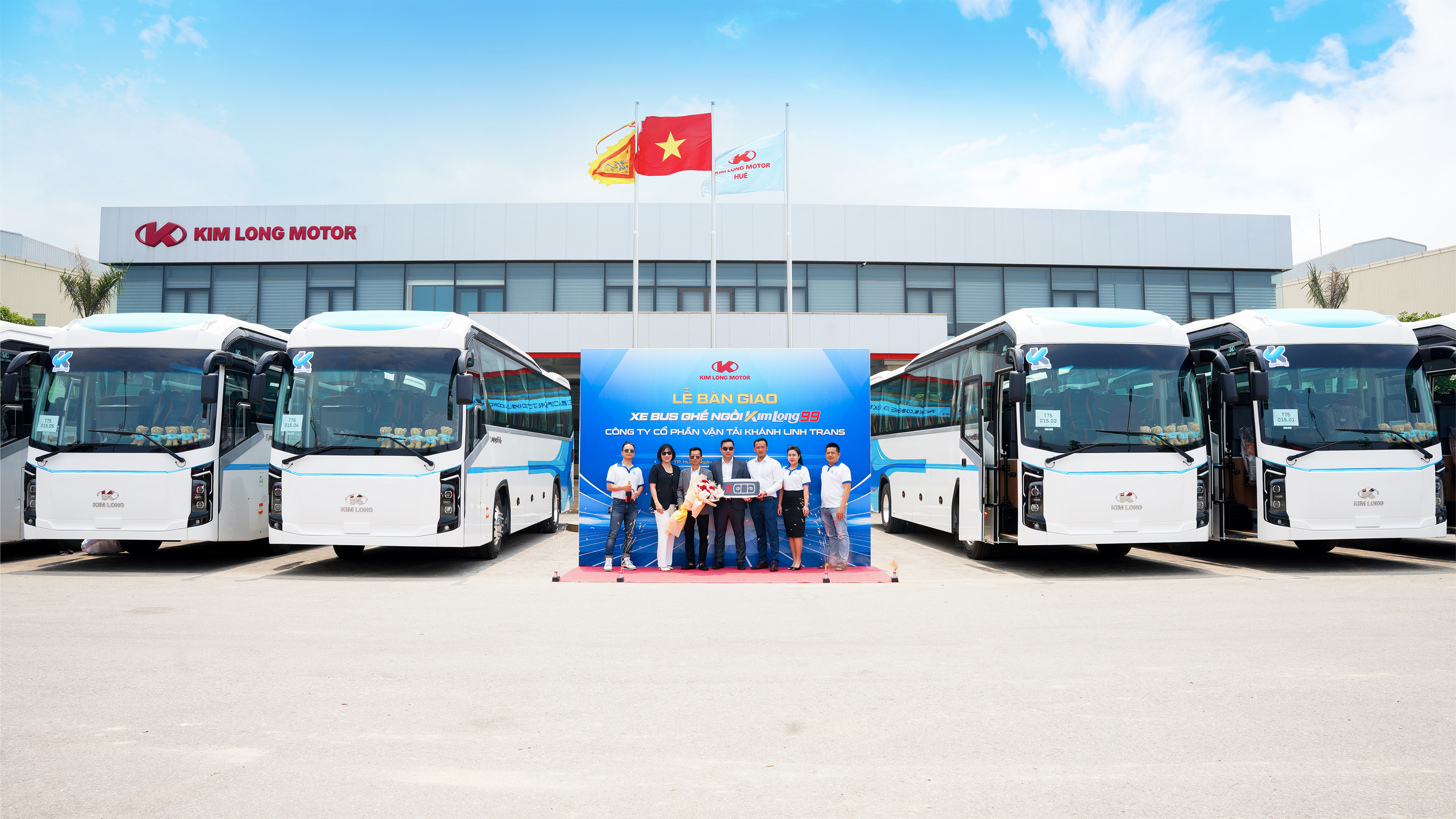 KIM LONG MOTOR BÀN GIAO LÔ 10 XE BUS GHẾ NGỒI KIMLONG 99-N47 CHO CÔNG TY CỔ PHẦN VẬN TẢI KHÁNH LINH TRANS