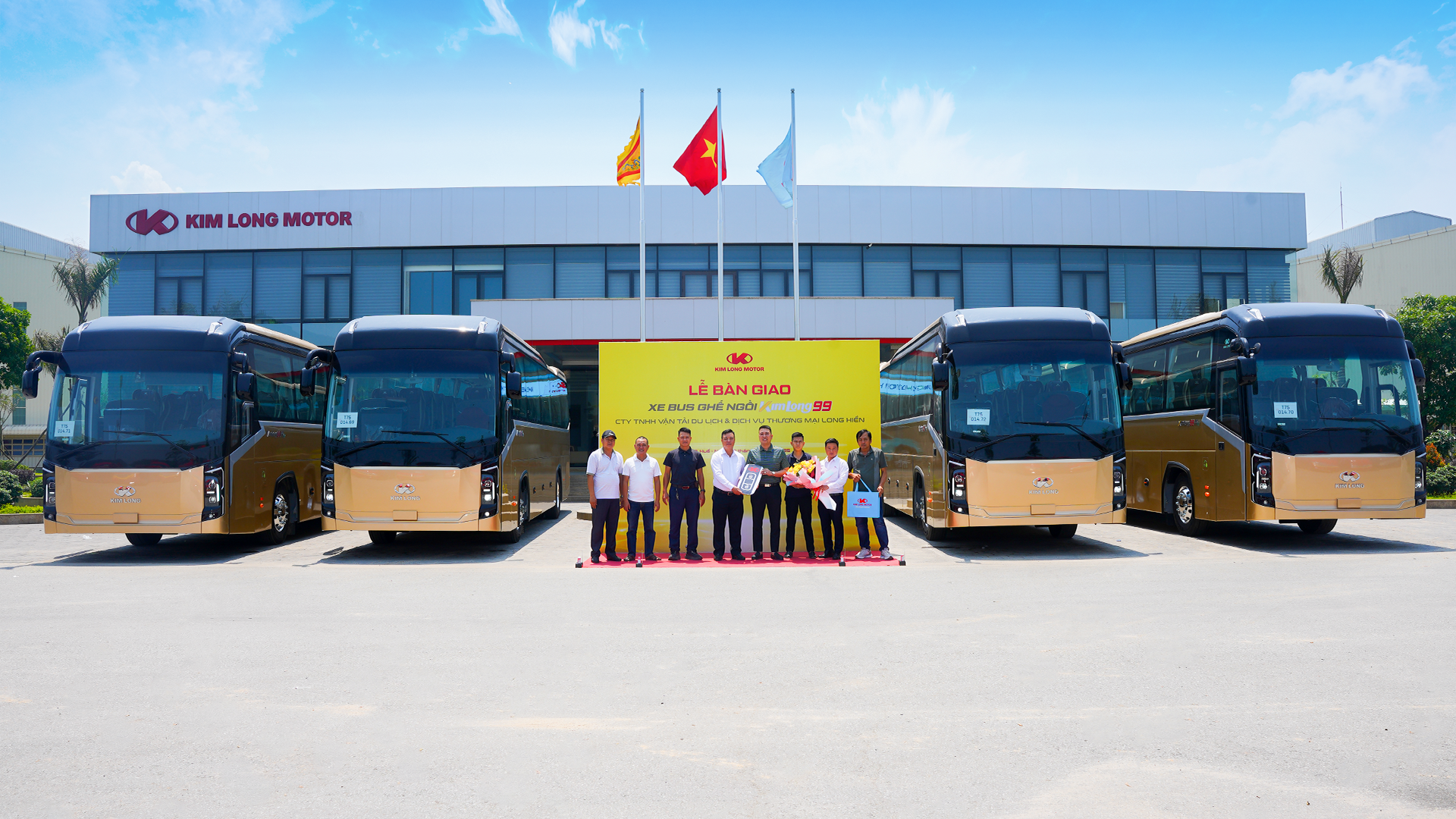 KIM LONG MOTOR BÀN GIAO 04 XE BUS GHẾ NGỒI KIMLONG 99-N47 CHO CÔNG TY TNHH VẬN TẢI DU LỊCH & DỊCH VỤ THƯƠNG MẠI LONG HIỀN