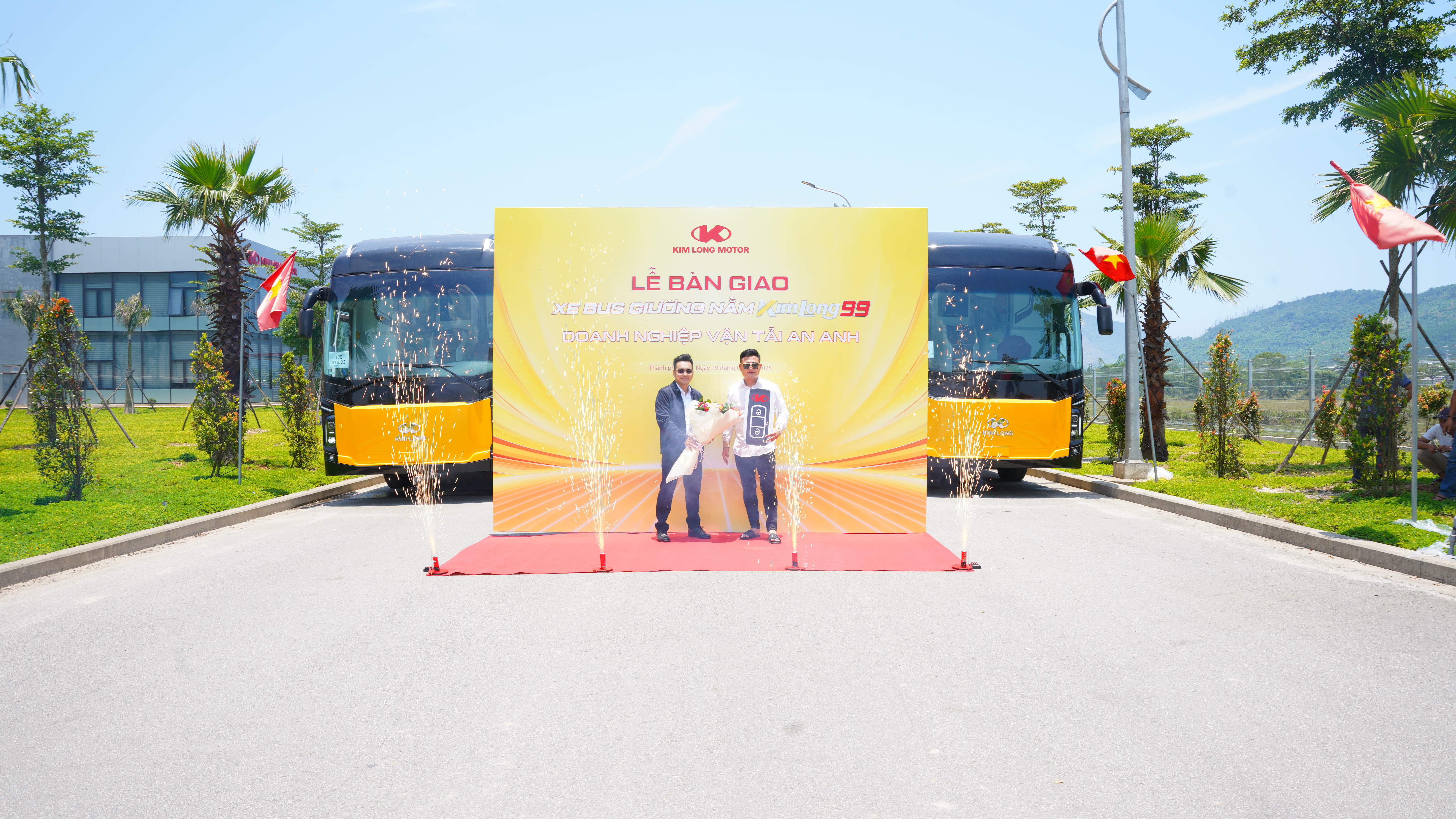 KIM LONG MOTOR BÀN GIAO THÀNH CÔNG LÔ XE ĐỢT 2 CHO DOANH NGHIỆP VẬN TẢI AN ANH