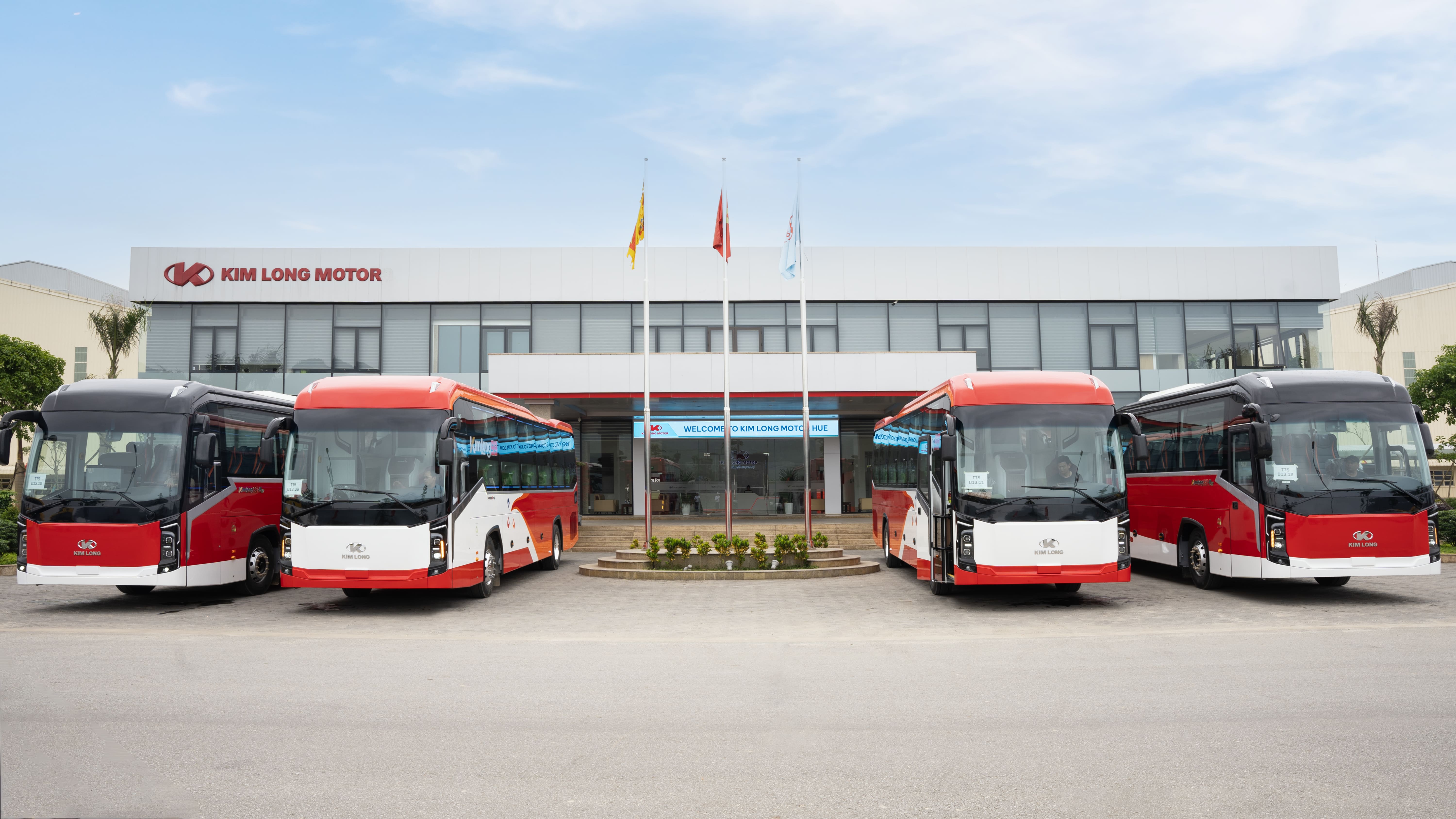 KIM LONG MOTOR BÀN GIAO LÔ XE ĐỢT 1 CHO DOANH NGHIỆP VẬN TẢI TRƯỜNG HẰNG