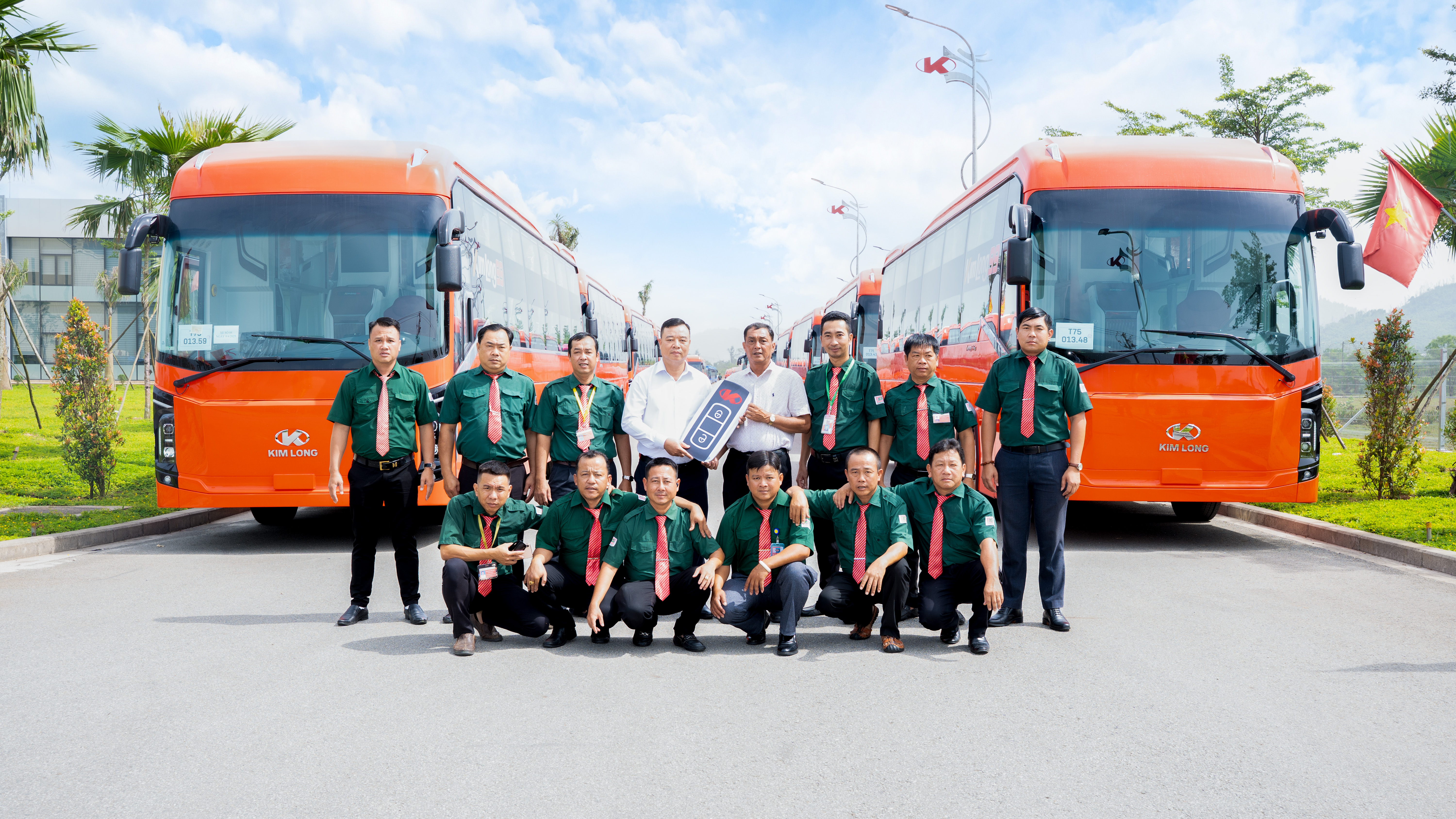 KIM LONG MOTOR BÀN GIAO LÔ 117 XE KIM LONG BUS CHO ĐỐI TÁC