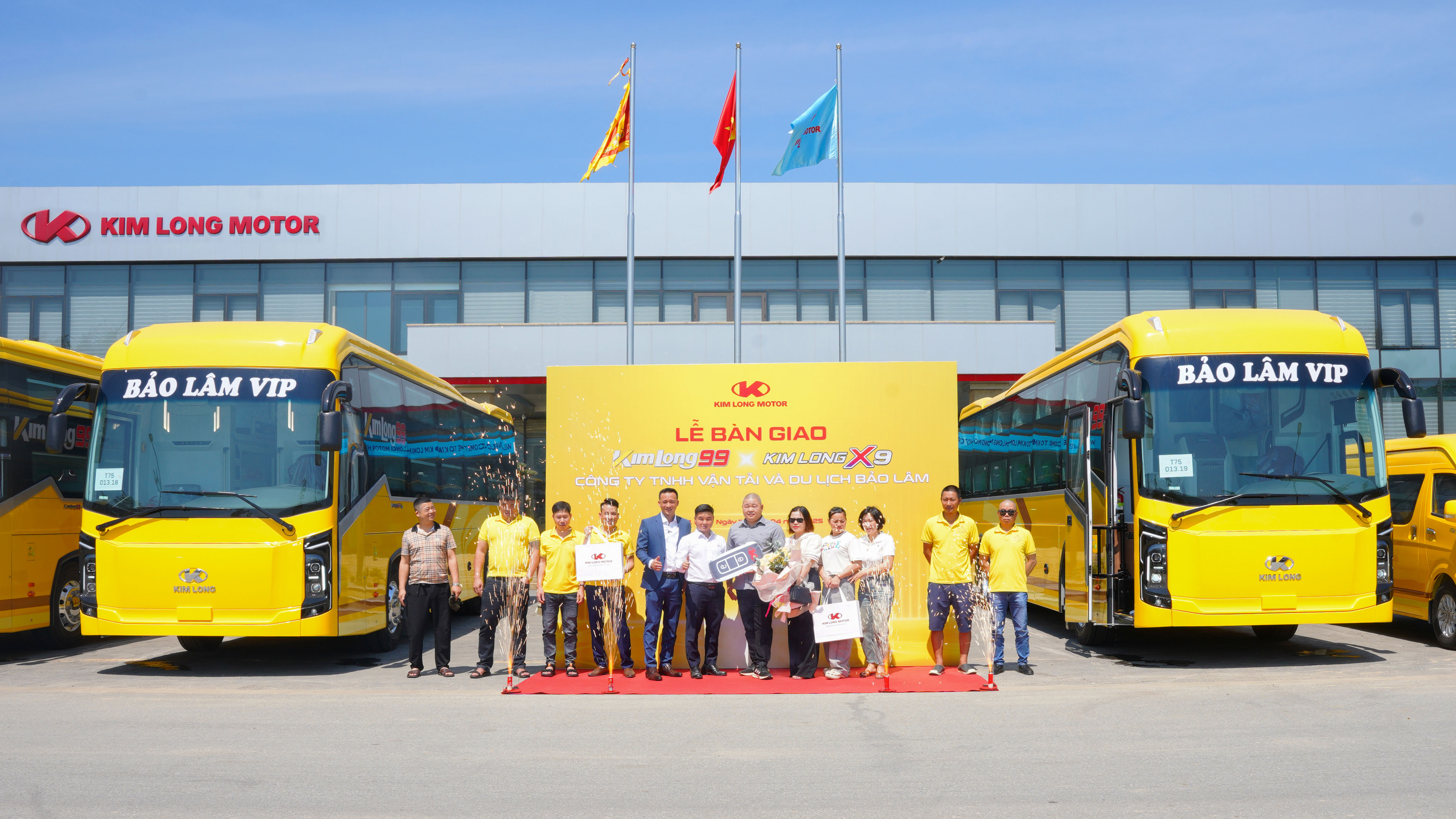 KIM LONG MOTOR BÀN GIAO LÔ XE ĐẦU TIÊN CHO DOANH NGHIỆP VẬN TẢI BẢO LÂM
