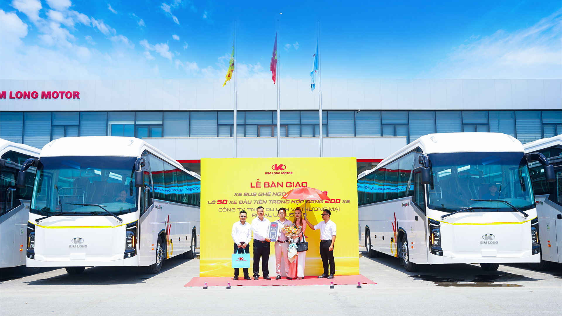 KIM LONG MOTOR BÀN GIAO LÔ 50 XE ĐẦU TIÊN TRONG HỢP ĐỒNG 200 XE BUS GHẾ NGỒI KIMLONG 99 CHO CÔNG TY TNHH THƯƠNG MẠI ROYAL LOTUS 1168