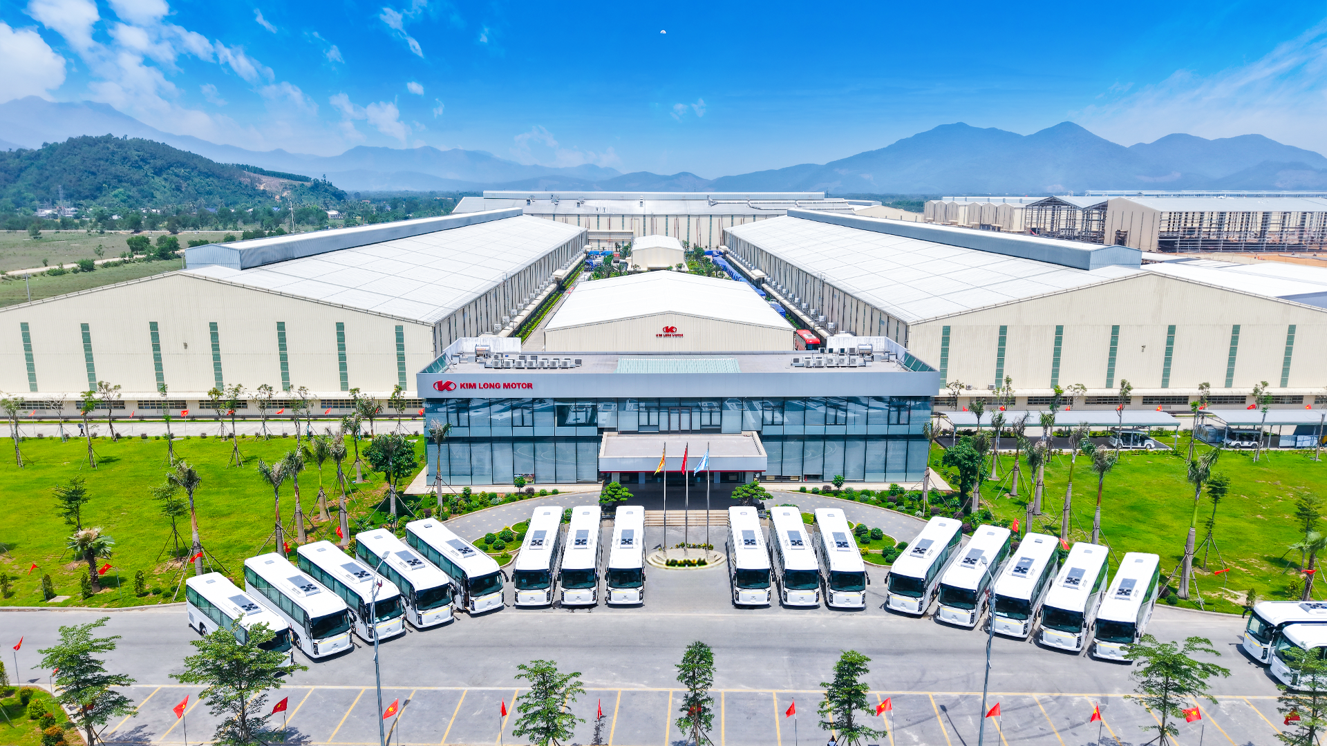 KIM LONG MOTOR BÀN GIAO LÔ 20 XE TIẾP THEO TRONG HỢP ĐỒNG 200 XE BUS GHẾ NGỒI KIMLONG 99 CHO CÔNG TY TNHH THƯƠNG MẠI ROYAL LOTUS 1168