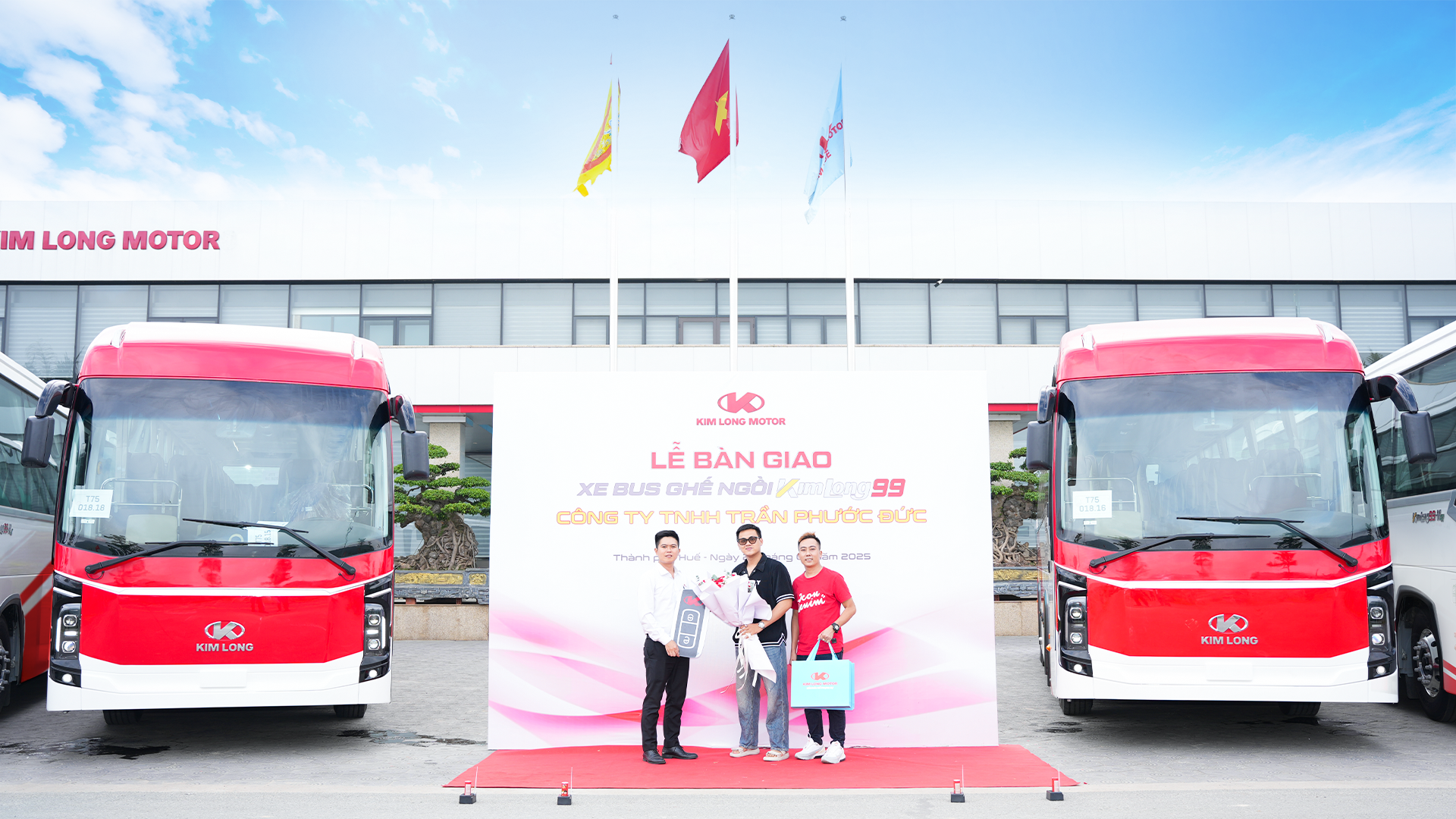 KIM LONG MOTOR BÀN GIAO 04 XE BUS GHẾ NGỒI KIMLONG 99-N47 CHO CÔNG TY TNHH TRẦN PHƯỚC ĐỨC