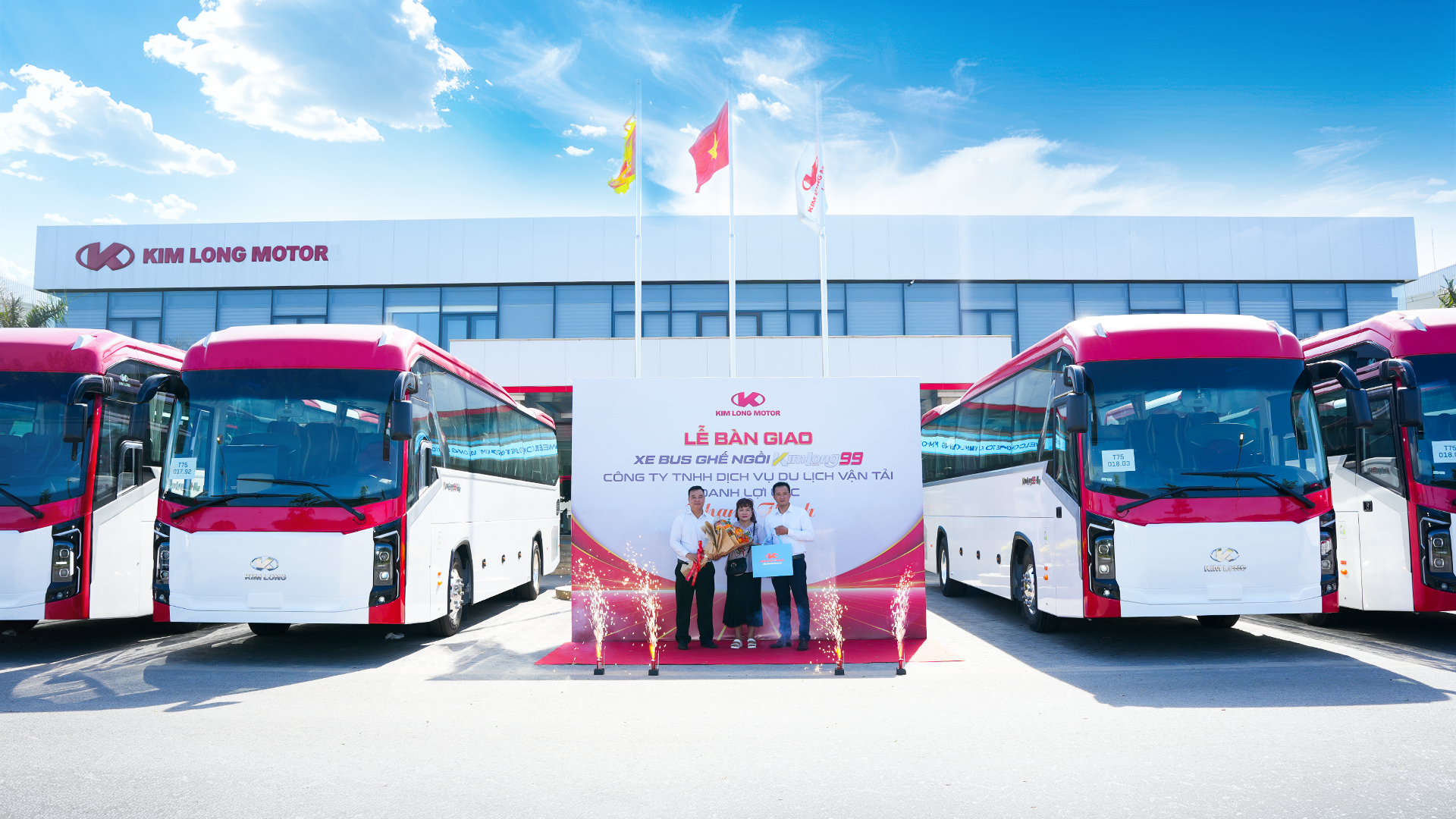 KIM LONG MOTOR BÀN GIAO LÔ XE ĐẦU TIÊN TRONG HỢP ĐỒNG 300 XE BUS GHẾ NGỒI KIMLONG 99-N47 CHO CÔNG TY TNHH DỊCH VỤ DU LỊCH VẬN TẢI DANH LỢI LỘC