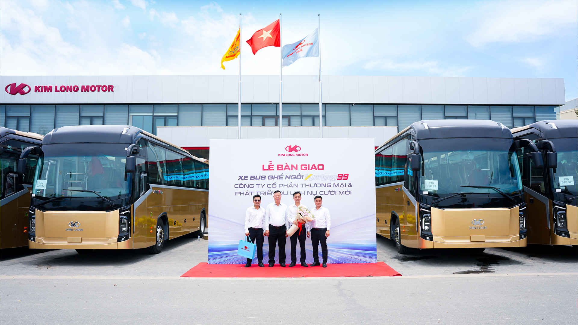 KIM LONG MOTOR BÀN GIAO LÔ 15 XE BUS GHẾ NGỒI KIMLONG 99-N47 CHO CÔNG TY CỔ PHẦN THƯƠNG MẠI & PHÁT TRIỂN DU LỊCH NỤ CƯỜI MỚI