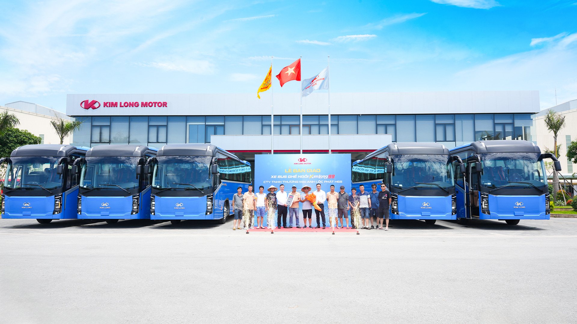 KIM LONG MOTOR DELIVERS THE THIRD BATCH OF BUSES TO ANH LOC PHAT H68 TRADING CO., LTD