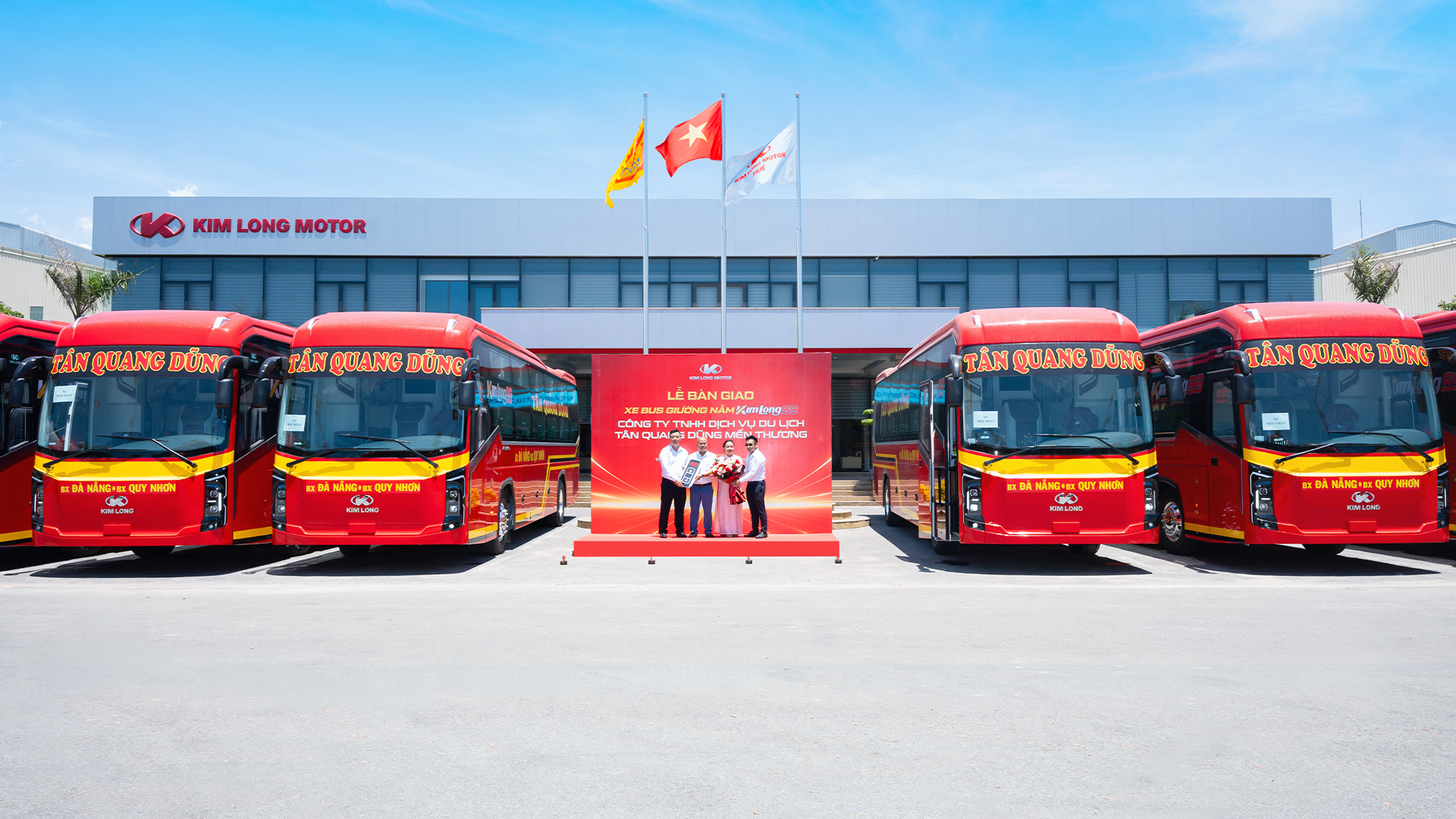 KIM LONG MOTOR HANDS OVER SECOND BATCH OF VEHICLES TO TAN QUANG DUNG MEN THUONG TOURISM SERVICE CO., LTD