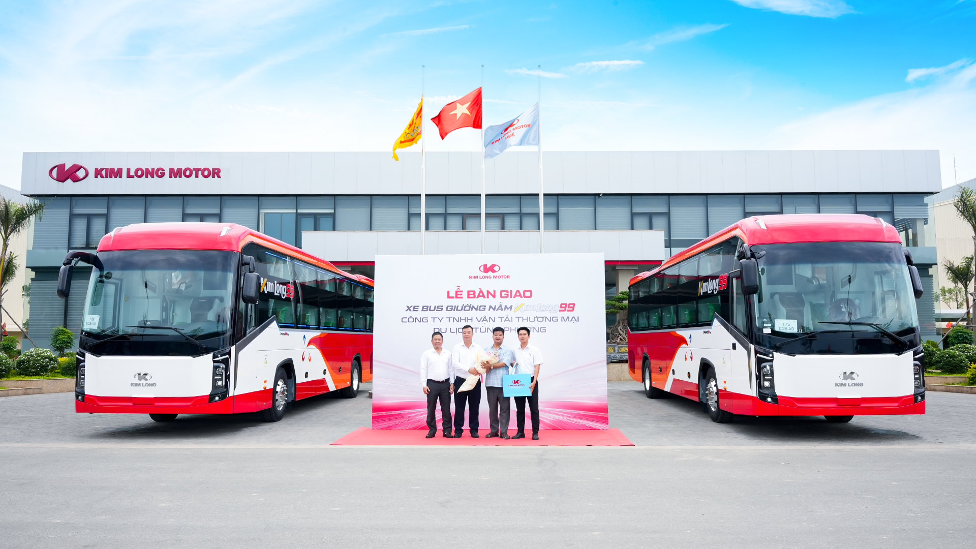 KIM LONG MOTOR DELIVERS TWO MORE KIMLONG 99 BUSES IN THE 22-UNIT ORDER TO TRUONG HANG TRANSPORT