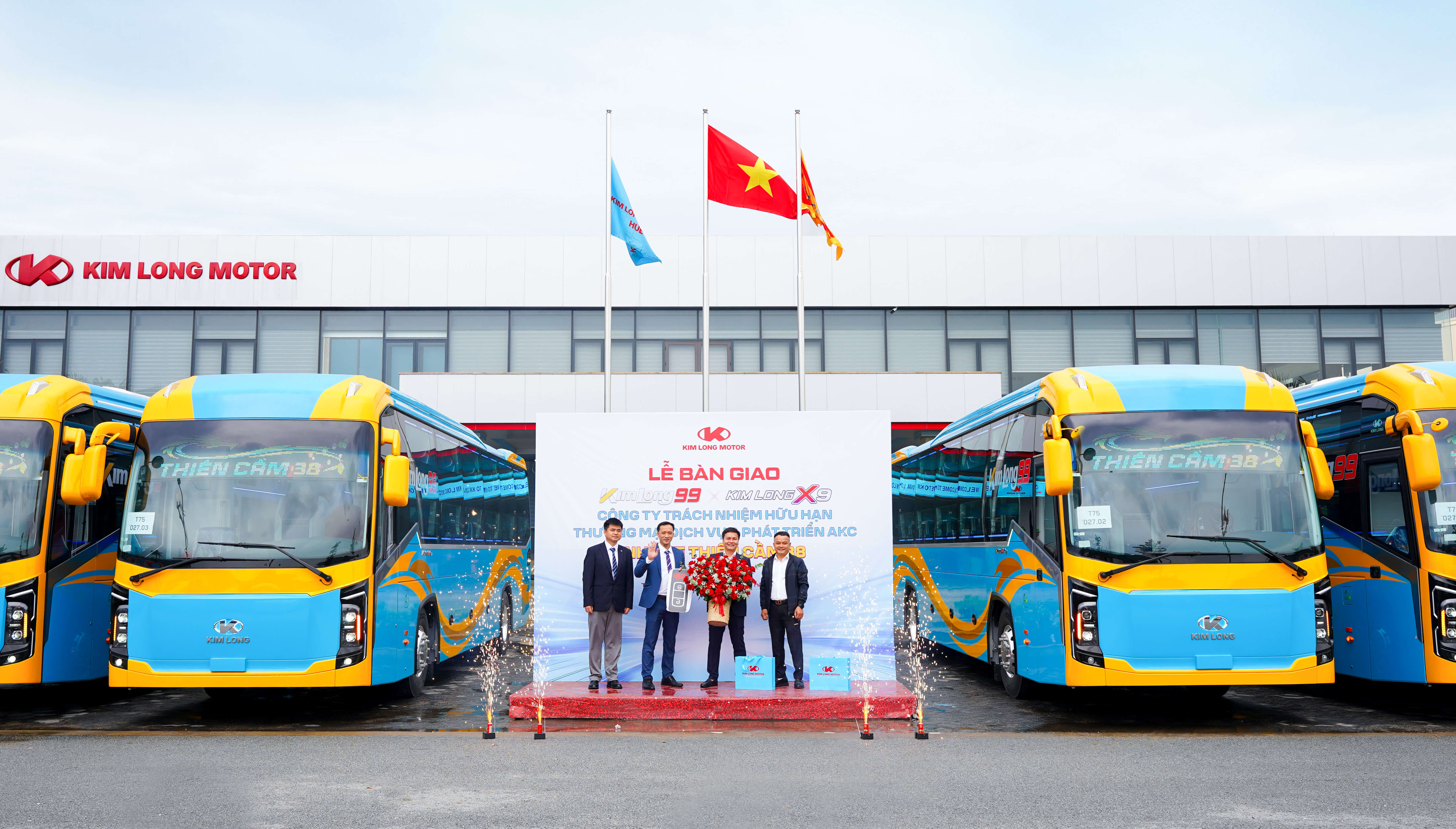 KIM LONG MOTOR ĐỒNG HÀNH CÙNG DOANH NGHIỆP THIÊN CẦM 38 TRONG LÔ 07 XE BUS THƯƠNG HIỆU KIMLONG