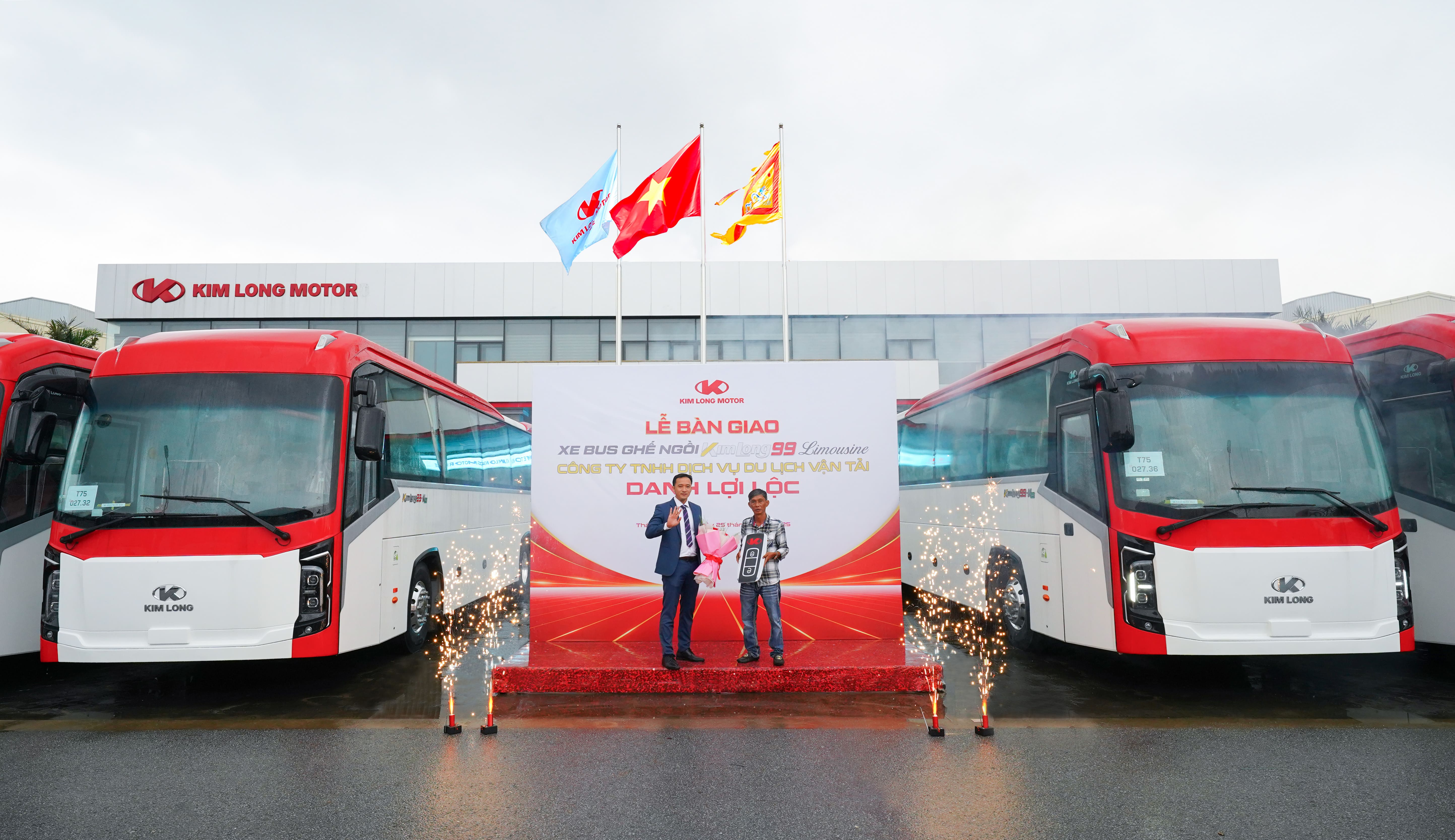 KIM LONG MOTOR KHẲNG ĐỊNH NĂNG LỰC SẢN XUẤT MÙA CAO ĐIỂM CUỐI NĂM QUA LÔ 30 XE BUS KIMLONG CHO DOANH NGHIỆP DANH LỢI LỘC