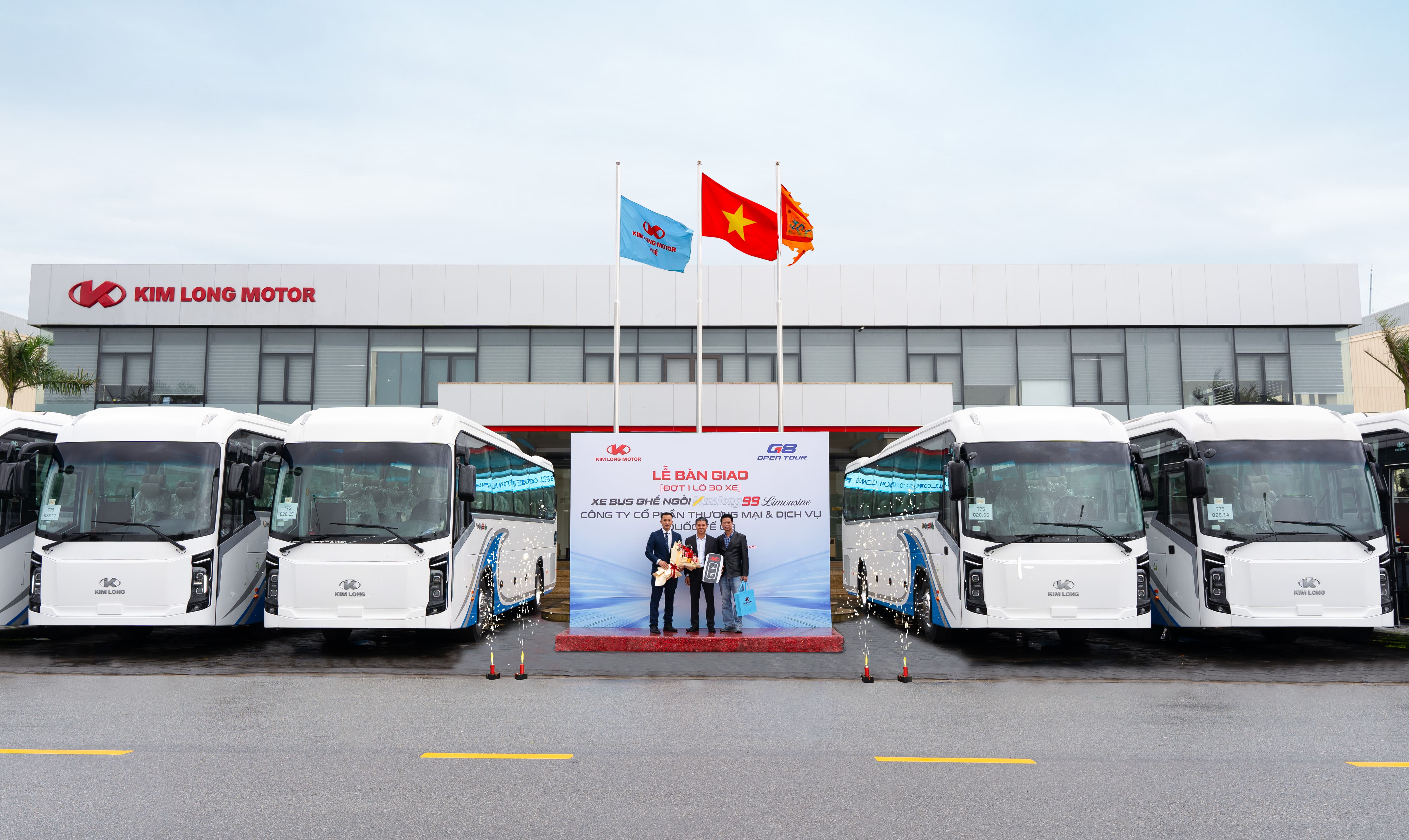 KIM LONG MOTOR BÀN GIAO THÀNH CÔNG LÔ 06 XE BUS GHẾ NGỒI CHO CÔNG TY CỔ PHẦN THƯƠNG MẠI & DỊCH VỤ QUỐC TẾ G8