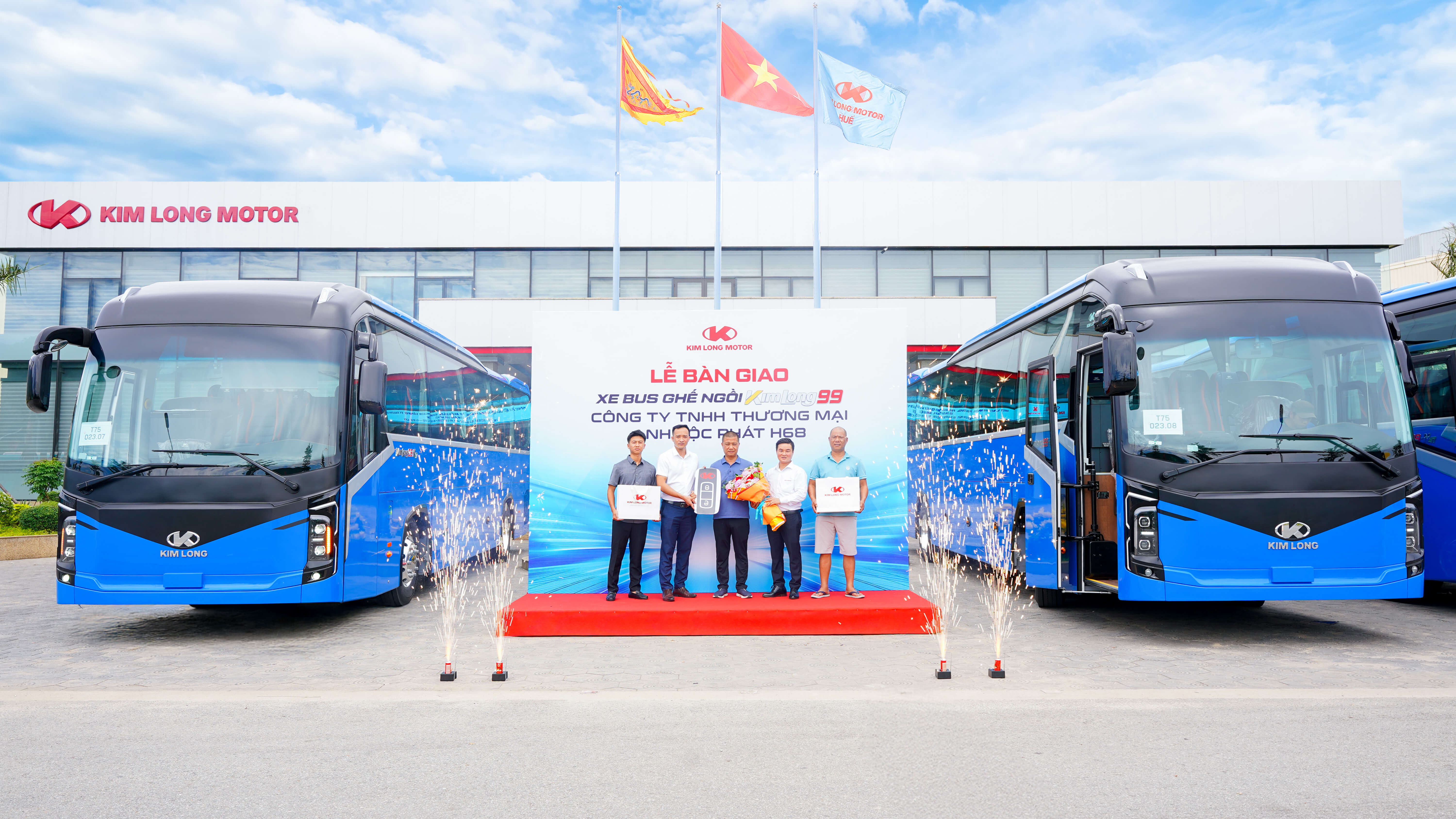 XE BUS KIMLONG 99-N47 KHẲNG ĐỊNH SỨC HÚT DẪN ĐẦU VỚI LÔ XE THỨ TƯ BÀN GIAO CHO CÔNG TY TNHH THƯƠNG MẠI ANH LỘC PHÁT H68