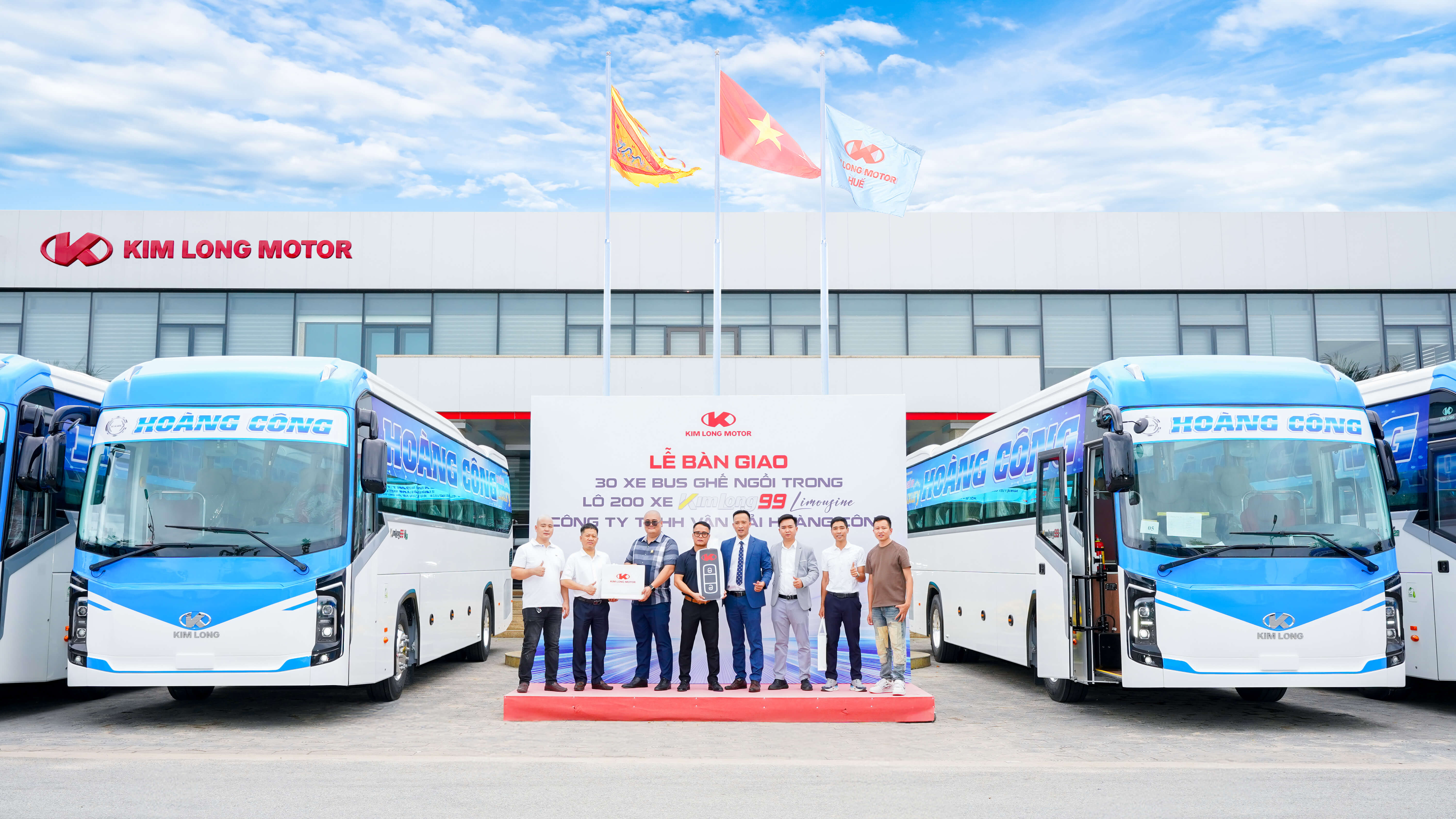 KIM LONG MOTOR HANDS OVER FIRST BATCH OF 30 BUSES UNDER THE 200-UNIT KIMLONG 99-N29 SEATED BUS CONTRACT TO HOANG CONG TRANSPORT CO., LTD