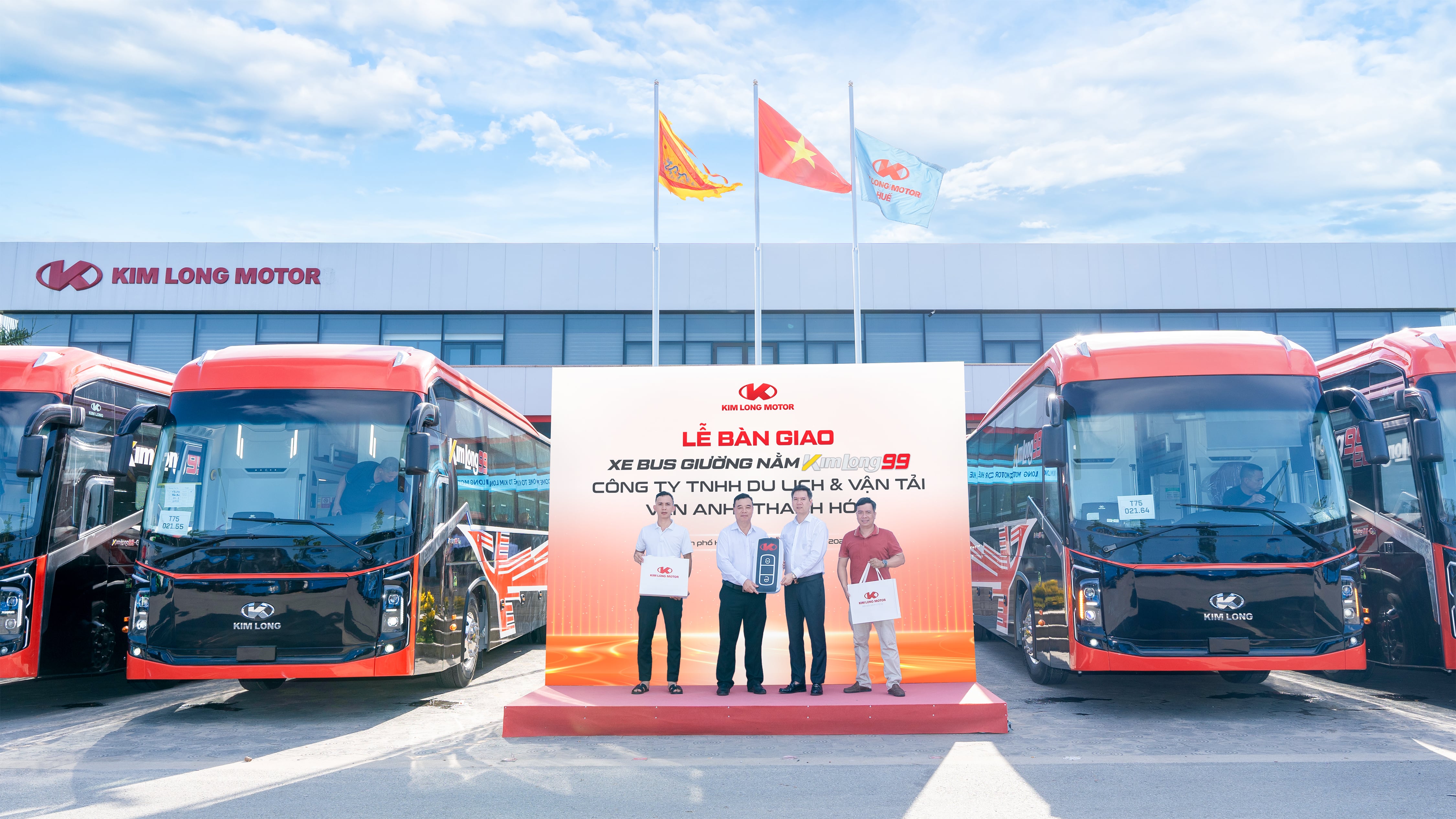 KIM LONG MOTOR HANDS OVER A BATCH OF 20 KIMLONG 99 SLEEPER BUSES TO VAN ANH TRANSPORT COMPANY