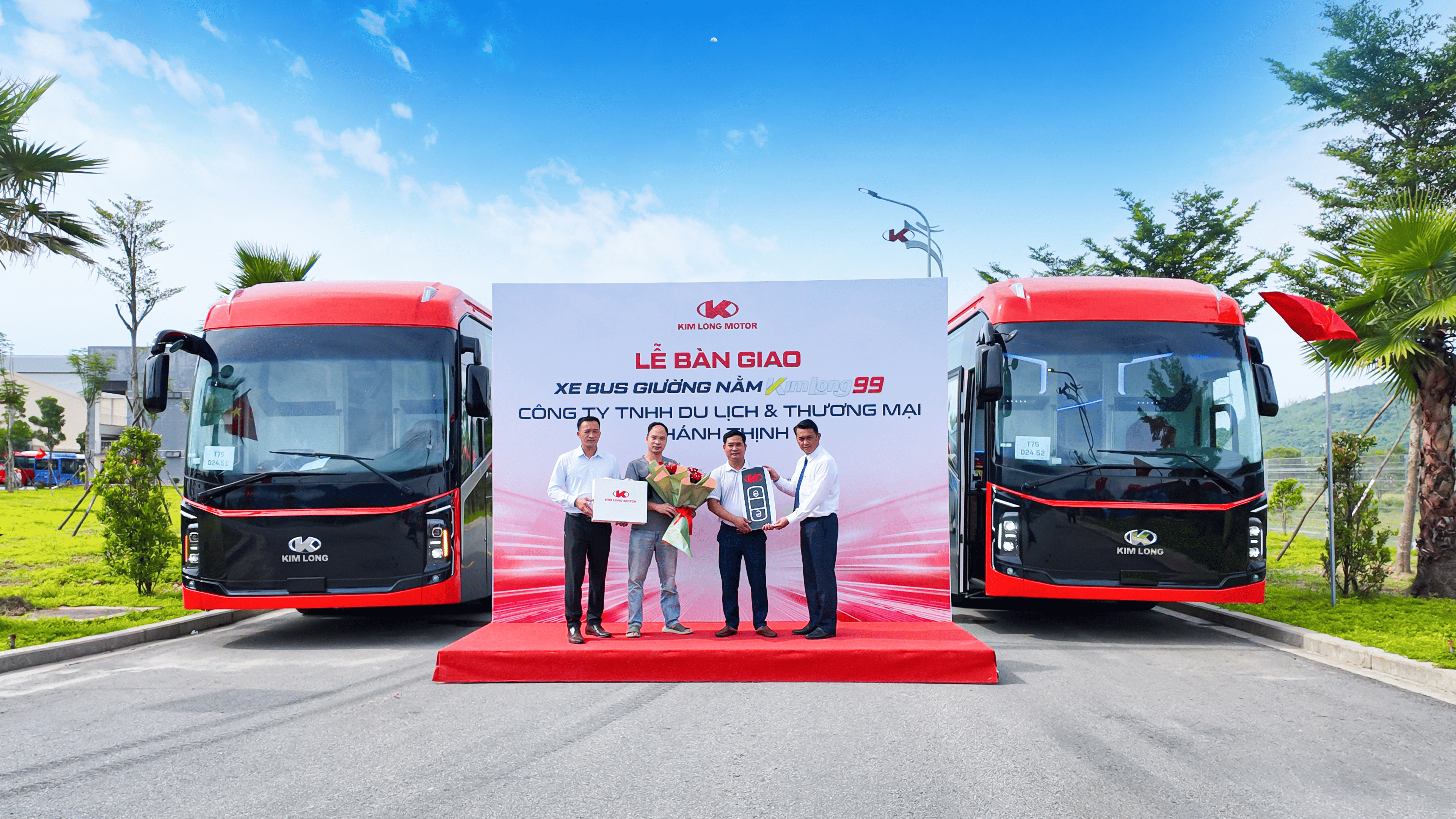 KIM LONG MOTOR BÀN GIAO 03 XE BUS GIƯỜNG NẰM KIMLONG 99-G24 CHO DOANH NGHIỆP KHÁNH THỊNH