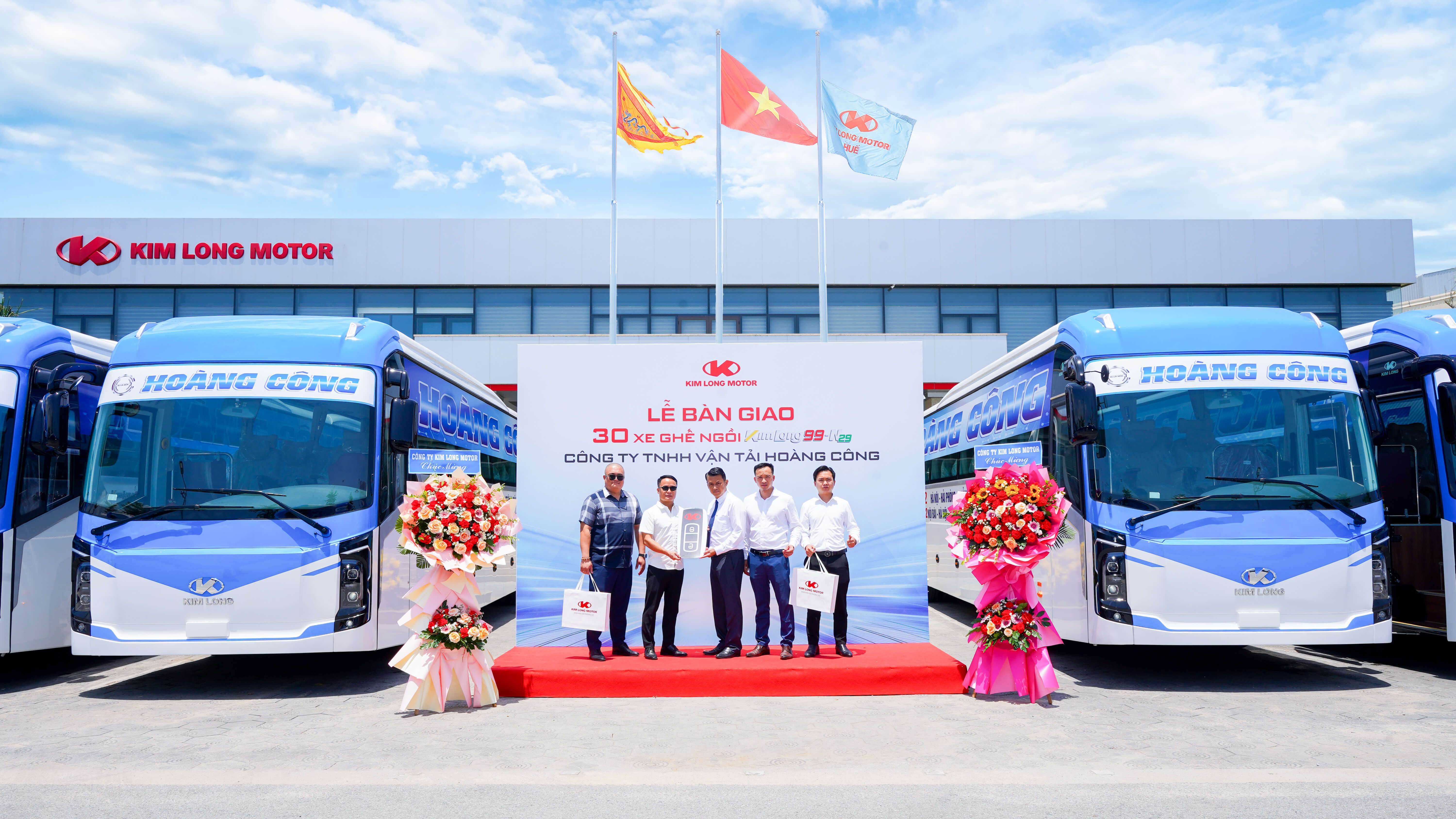 KIM LONG MOTOR AND HOANG CONG TRANSPORT CO., LTD. OFFICIALLY SIGN CONTRACT TO SUPPLY 300 KIMLONG 99-N29 SEATING BUSES AND DELIVER THE SECOND BATCH