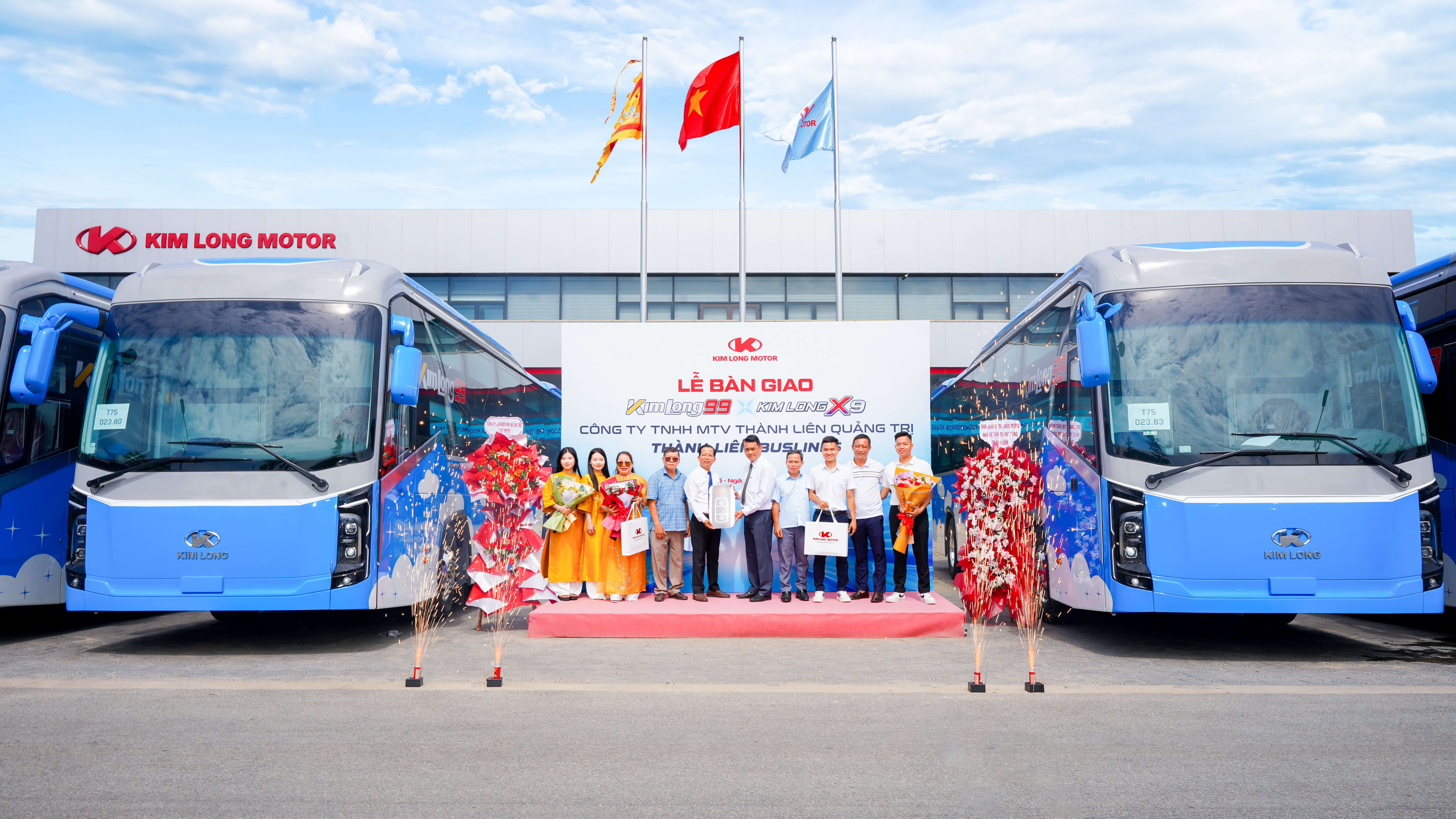 KIM LONG MOTOR ACCOMPANIES TAN QUANG DUNG THANH LIEN ENTERPRISE WITH THE FIRST BATCH IN THE 50-BUS CONTRACT