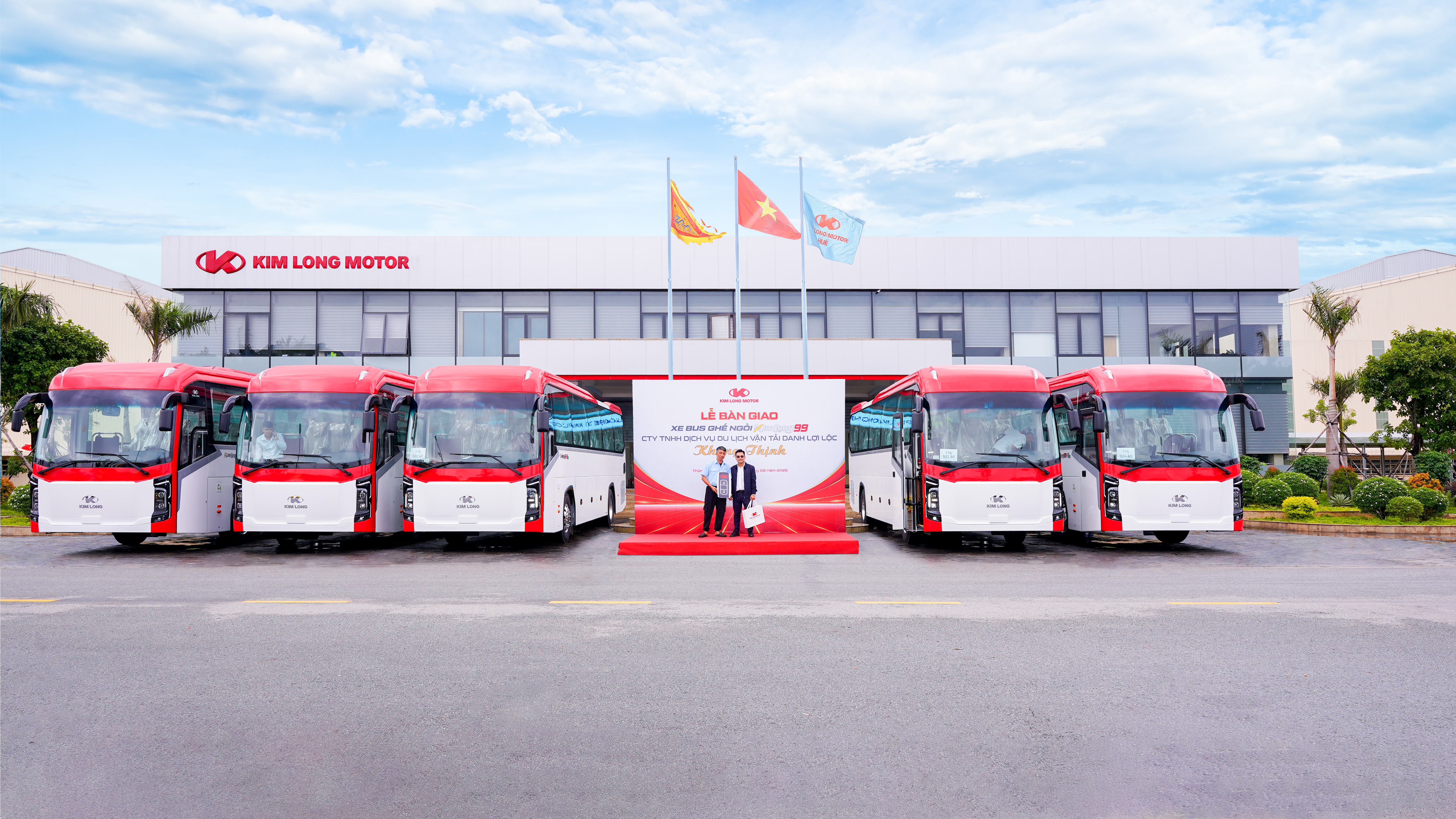 KIM LONG MOTOR Accelerates the Delivery of the Third Batch of 300 Buses for Danh Loi Loc Company