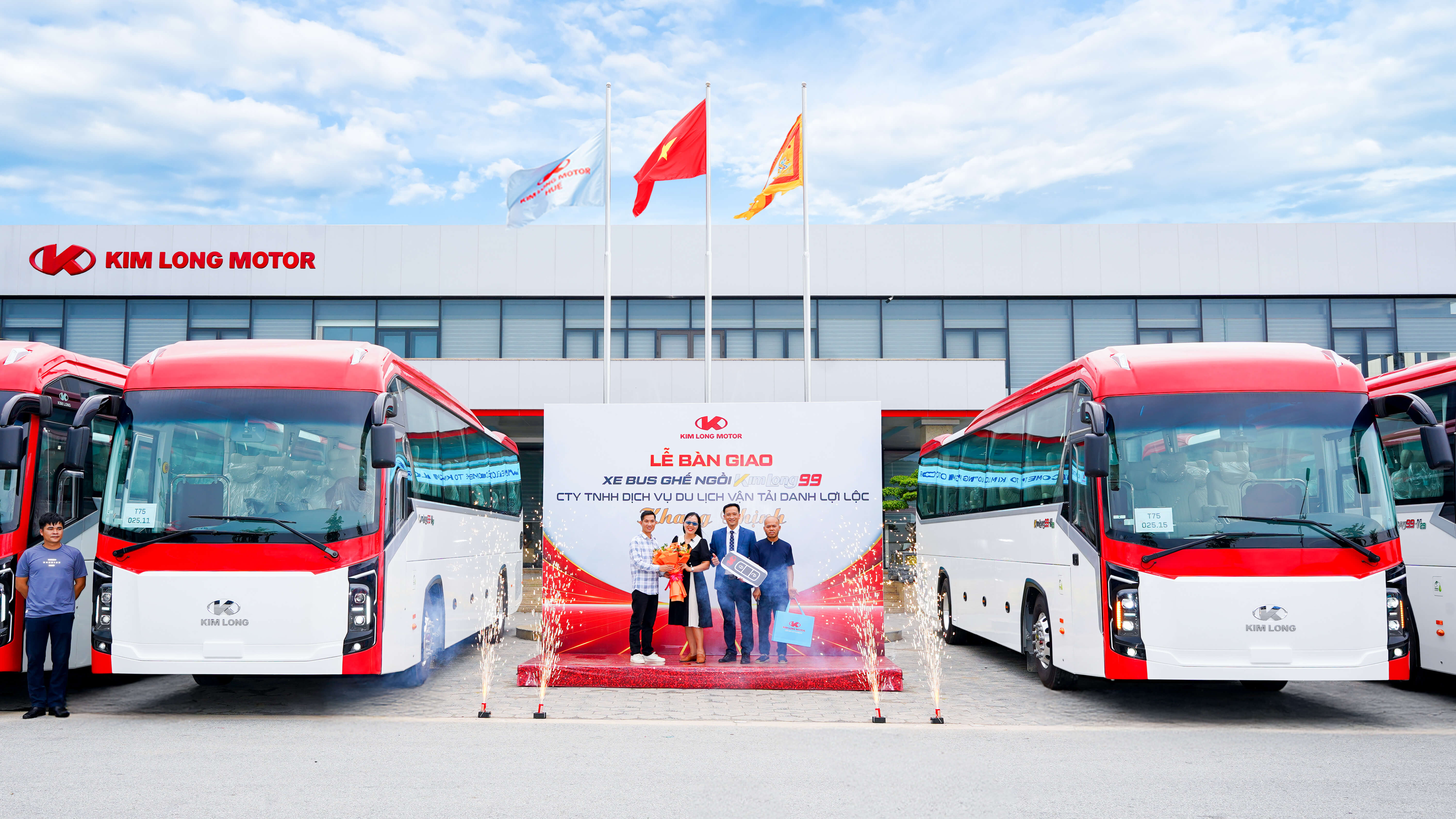 KIM LONG MOTOR CONTINUES TO AFFIRM SUPERIOR QUALITY WITH THE 4TH VEHICLE HANDOVER TO DANH LOI LOC COMPANY