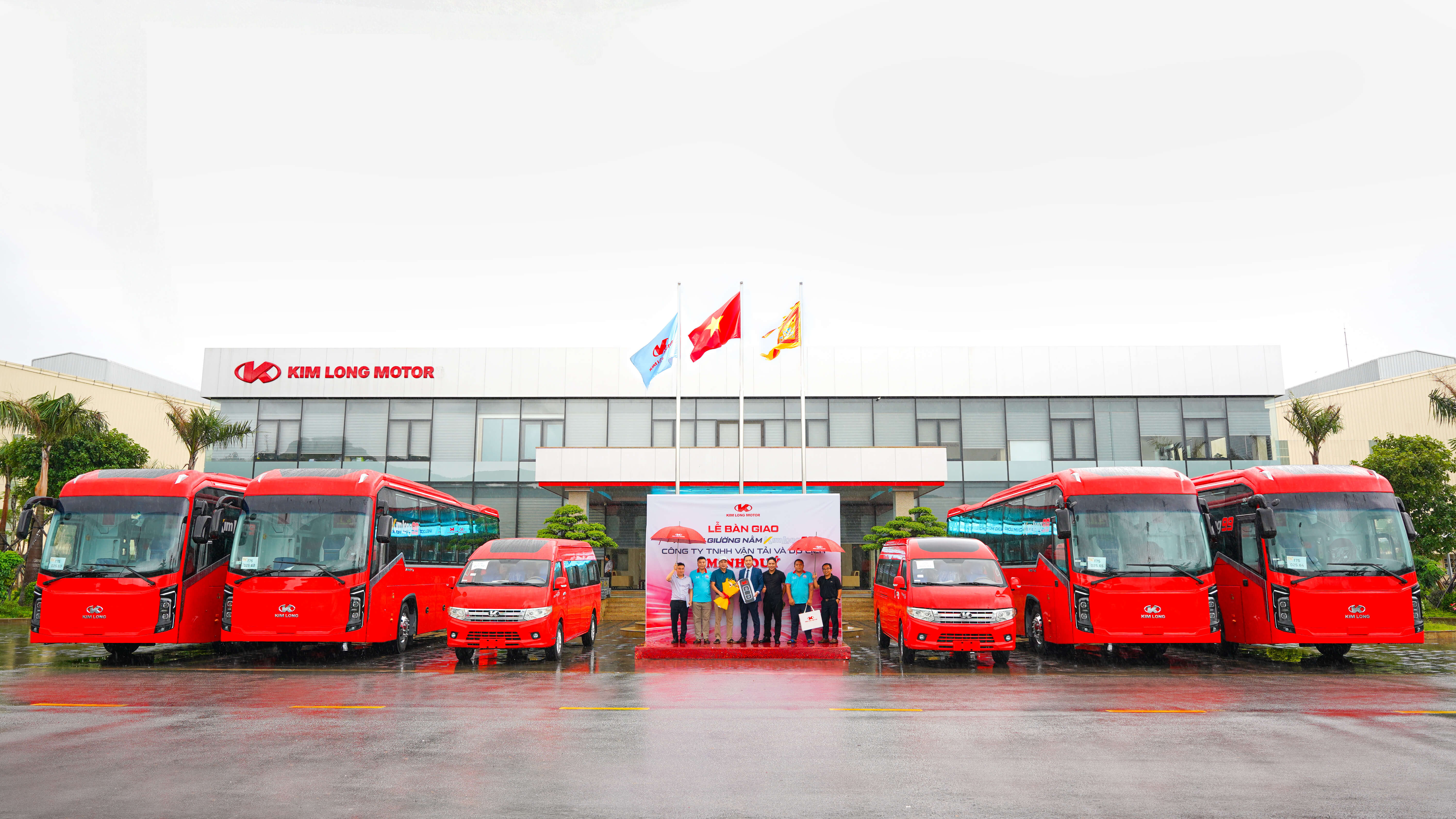 KIM LONG MOTOR HANDS OVER 06 KIM LONG BUSES TO MINH QUY TRANSPORT AND TOURISM CO., LTD.