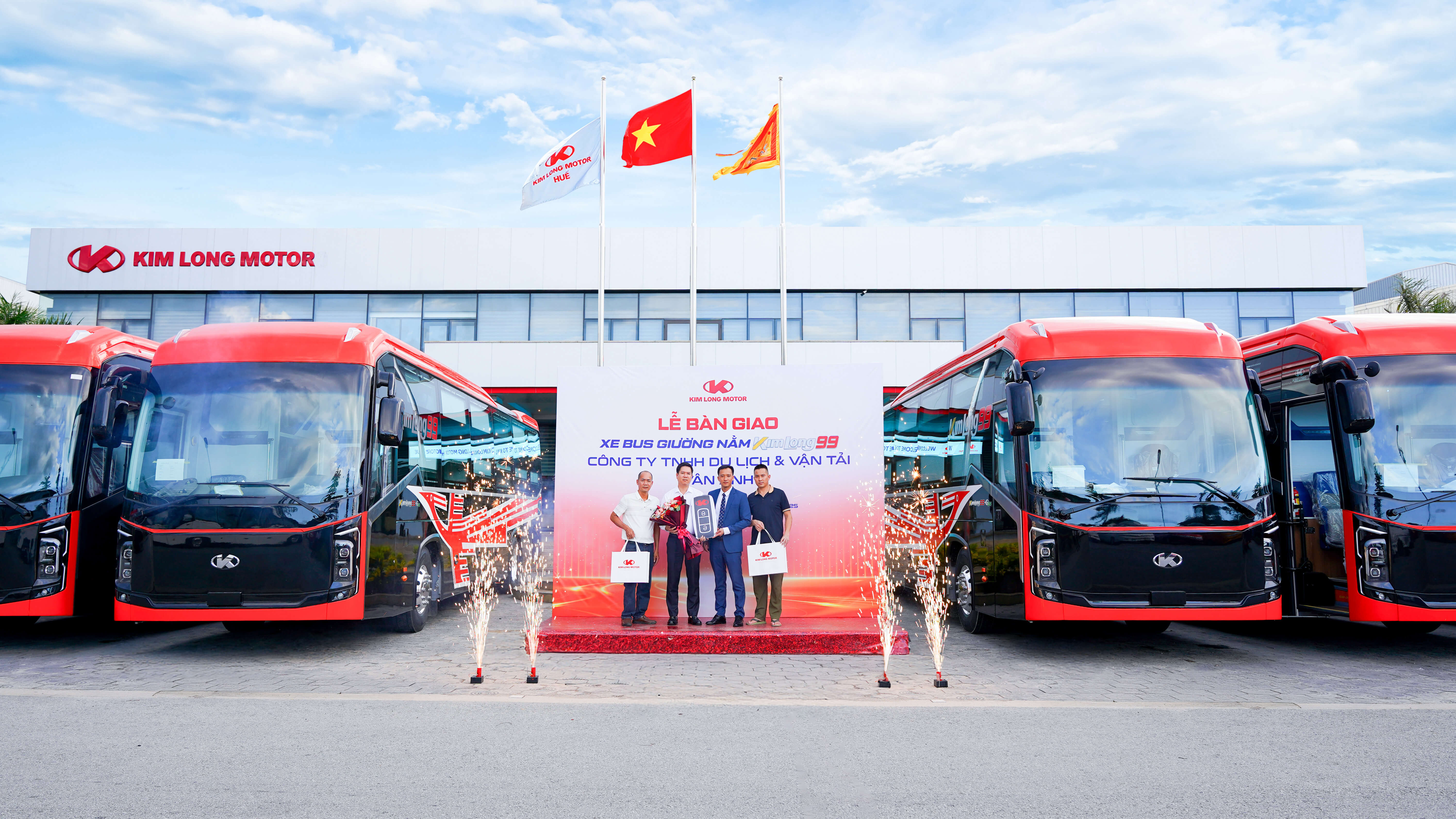 KIM LONG MOTOR RUSHES TO COMPLETE CONTRACT OF 200 KIMLONG 99 SLEEPER BUSES AND 50 KIMLONG X9 MINIBUSES FOR VAN ANH TRANSPORT