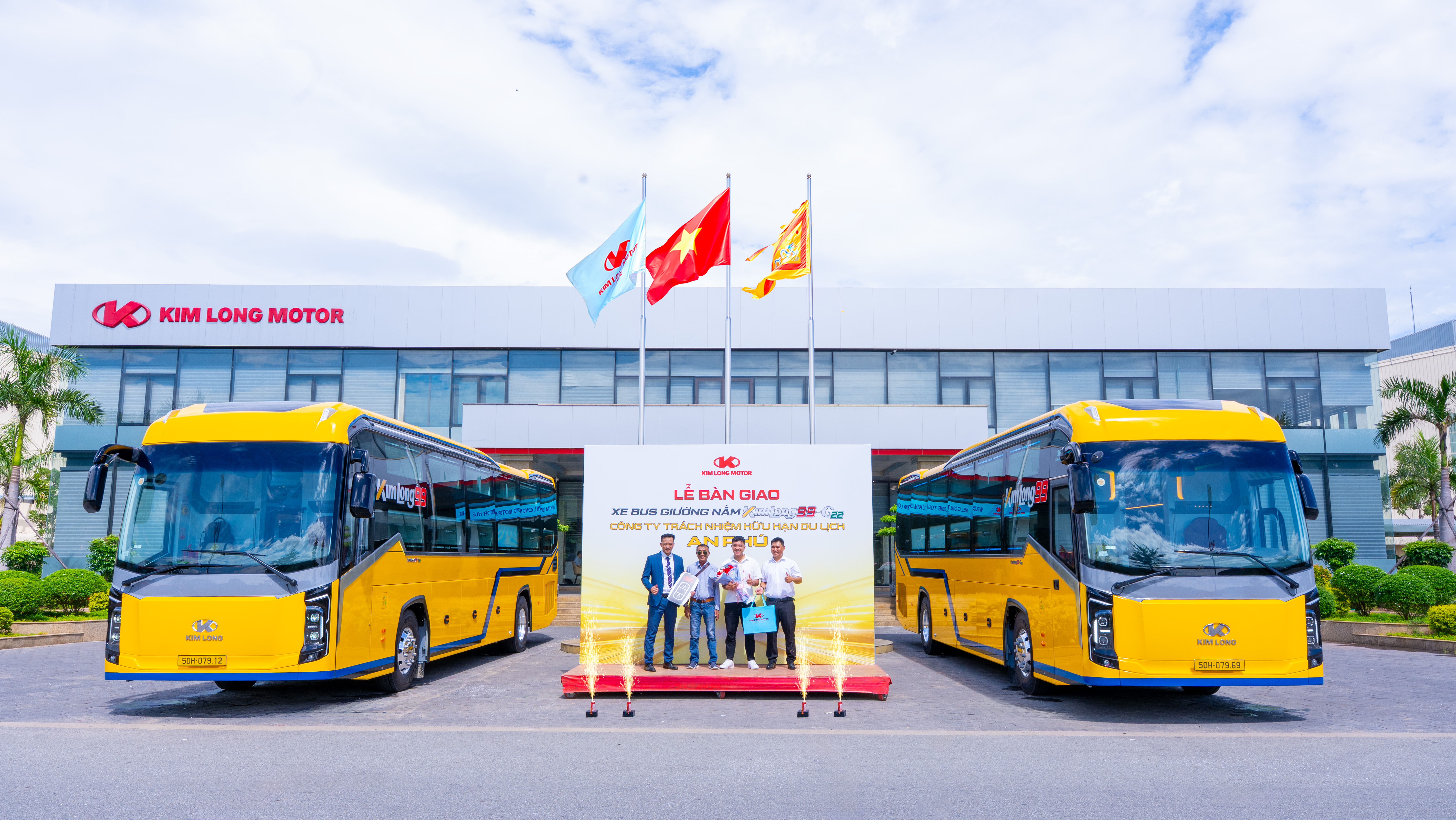 KIM LONG MOTOR BÀN GIAO THÀNH CÔNG XE BUS GIƯỜNG NẰM KIMLONG99-G22 CHO CÔNG TY TNHH DU LỊCH AN PHÚ