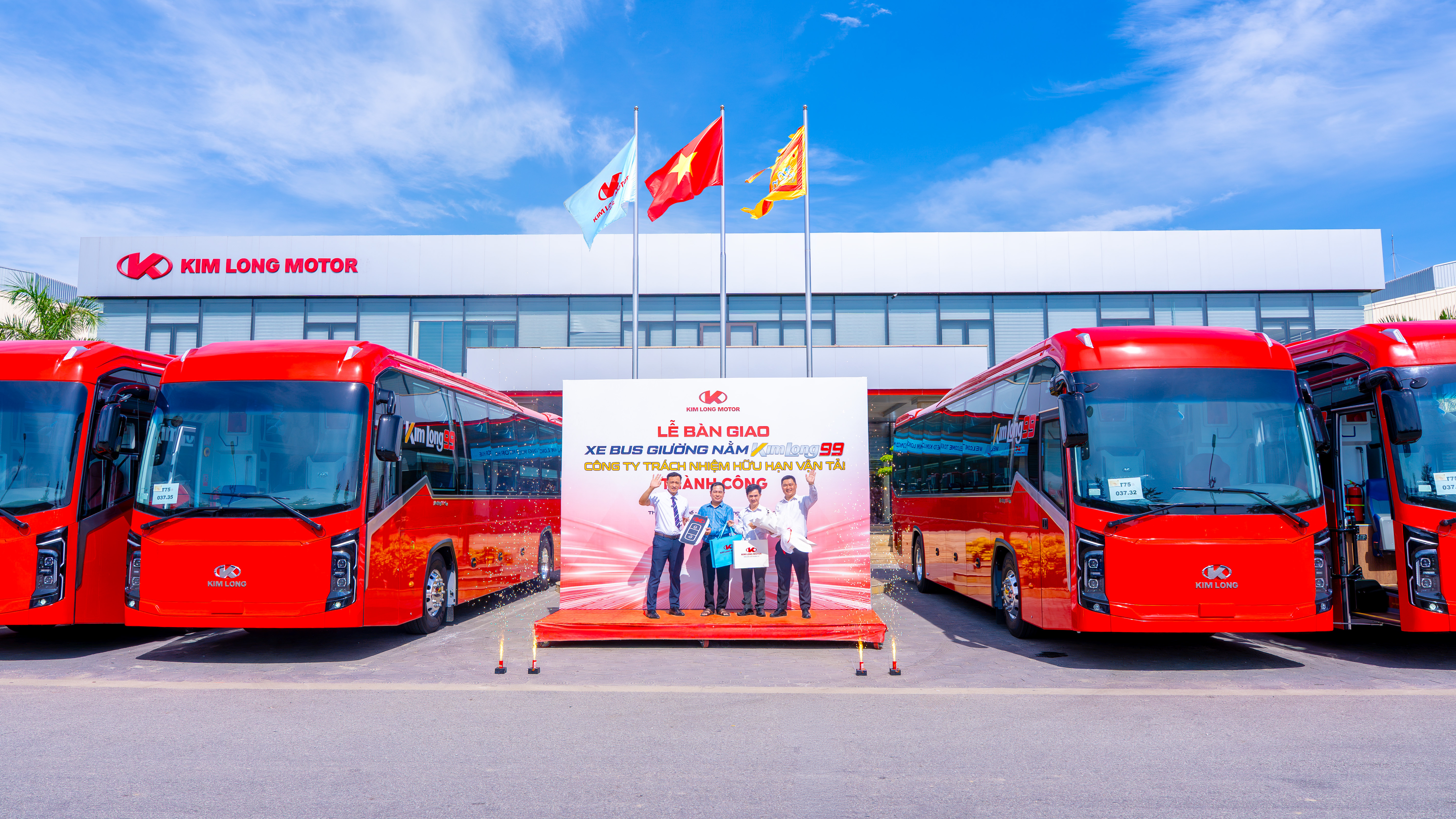 KIM LONG MOTOR BÀN GIAO 05 XE BUS KIM LONG99-G34 CHO CÔNG TY TNHH VẬN TẢI THÀNH CÔNG