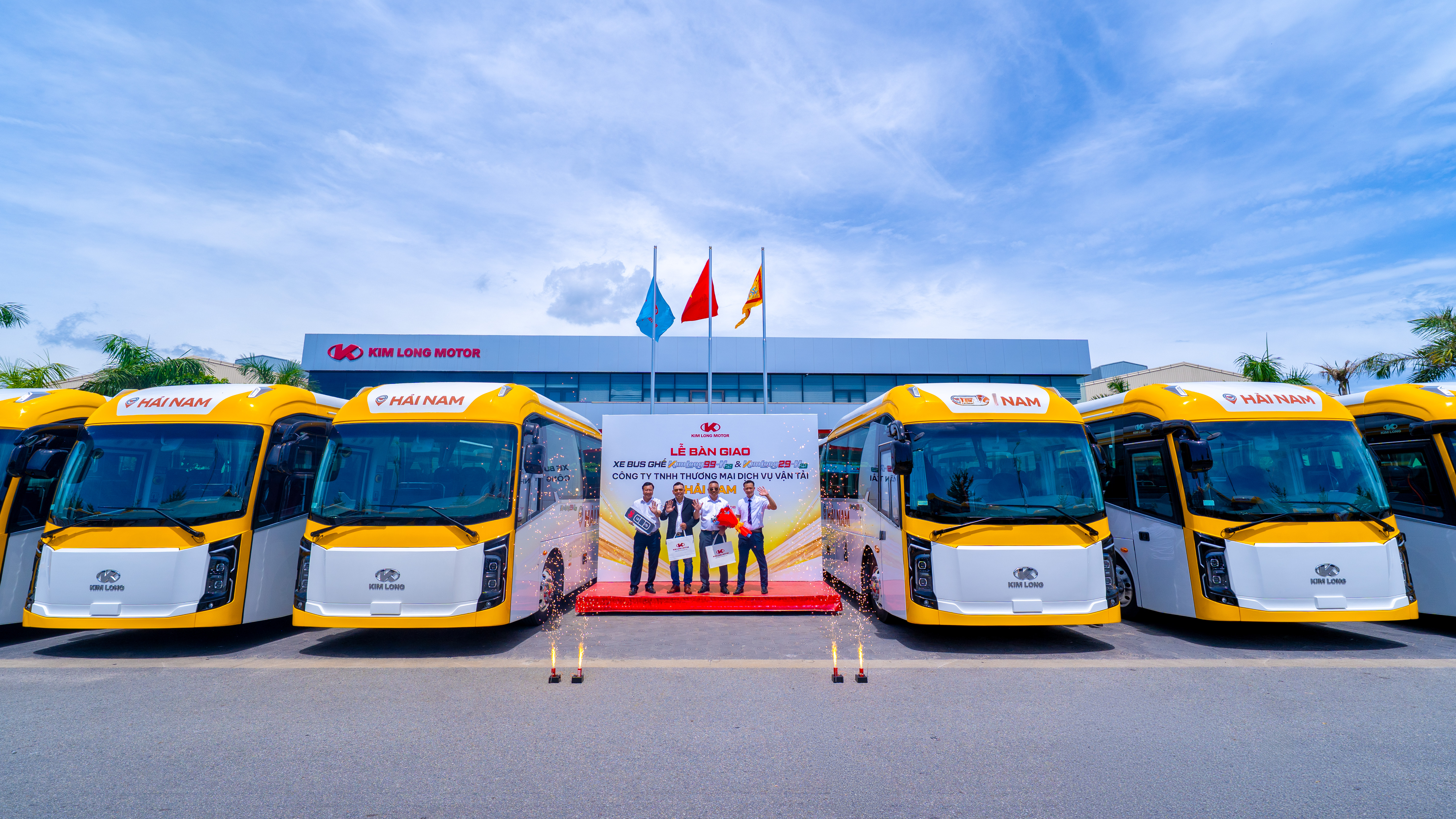 KIM LONG MOTOR BÀN GIAO LÔ 30 XE BUS GHẾ NGỒI CHO CÔNG TY TNHH TMDV VẬN TẢI HẢI NAM