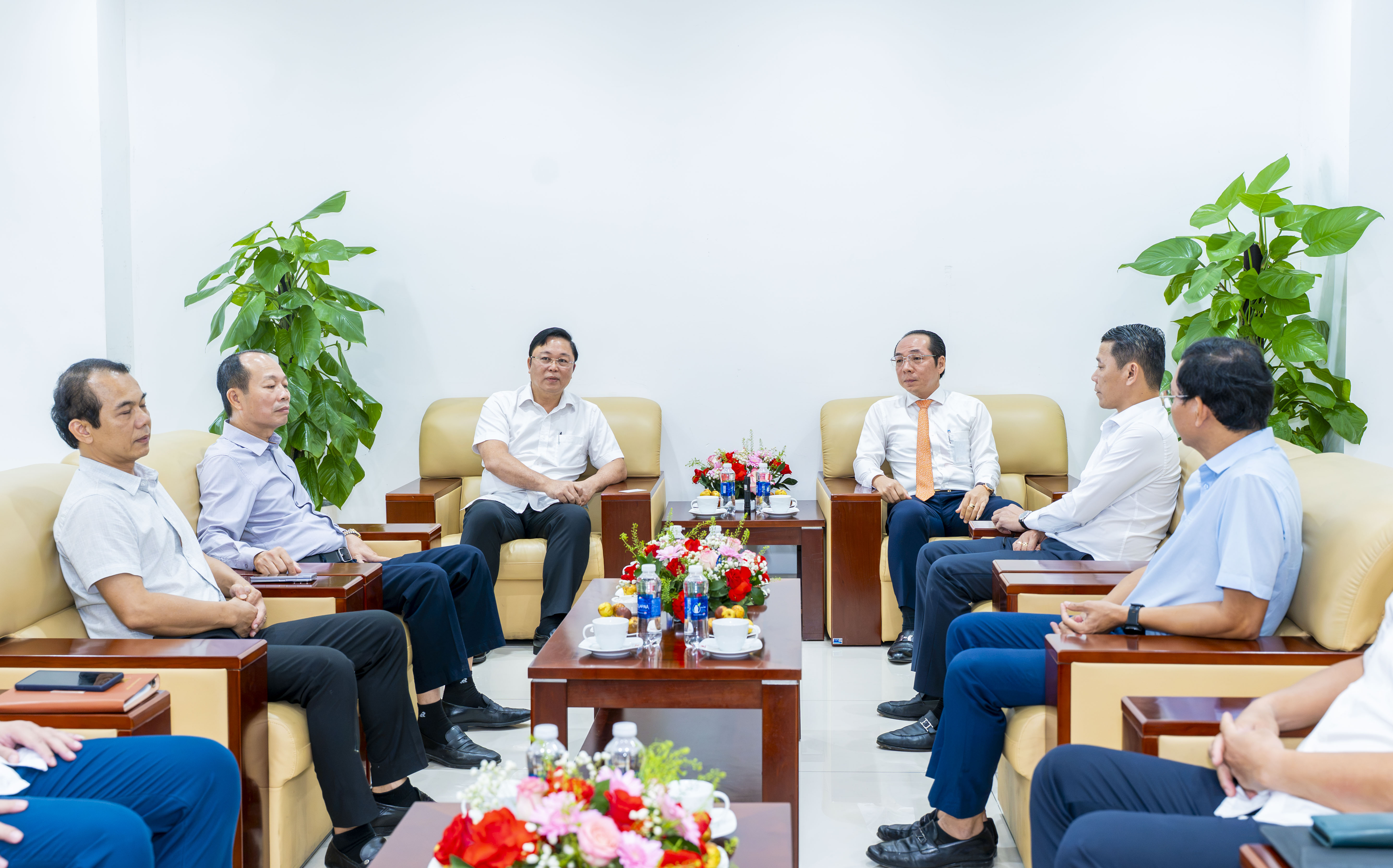 ĐỒNG CHÍ LÊ TRÍ THANH - PHÓ BÍ THƯ THÀNH ỦY, CHỦ TỊCH UBND THÀNH PHỐ HUẾ THĂM VÀ LÀM VIỆC TẠI KIM LONG MOTOR HUẾ